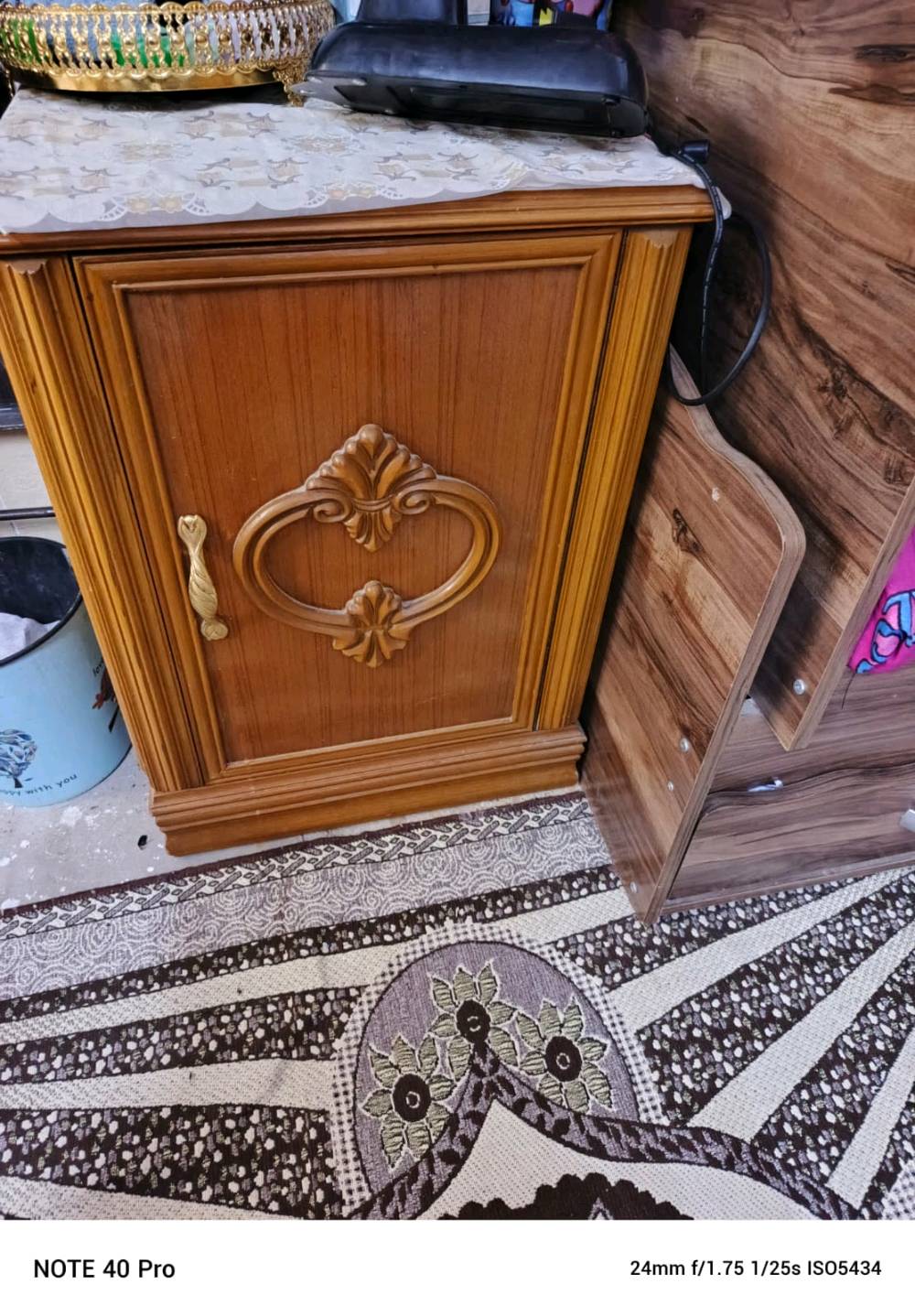 غرفة نوم خشبية أنيقة تتضمن دولاب كبير بتصميم مزخرف وسرير مزدوج مع كومودينة. الخشب مصقول وذو جودة عالية، والزخارف تضيف لمسة كلاسيكية للمكان. يناسب الغرفة الرئيسية ويضيف لمسة من الفخامة والراحة.