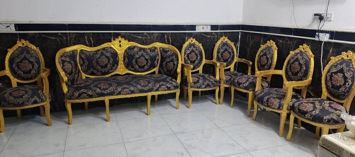 قنفه و6 كراسي للبيع نضيفات ومابيهن شي كبال عينكم خشب زان العنوان الناصريه التضحيه شارع العياده السعر 250 وبي مجال للاستفسار 7871123851

