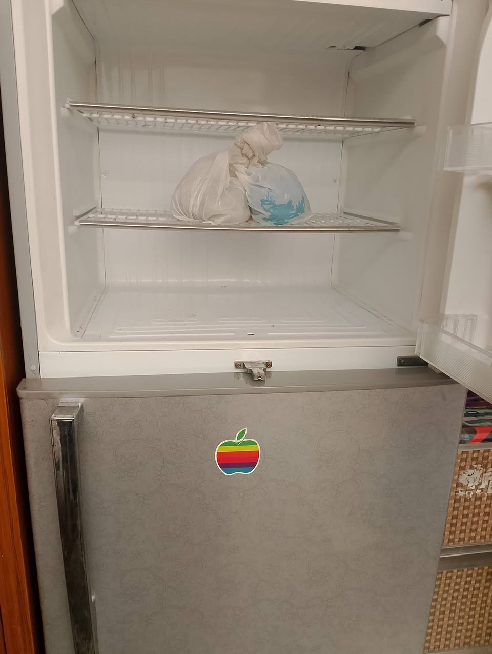 غراض للبيع تخم قنفات عشر مقاعد وثلاجه جبسون كبيره للاستفسار ***********
