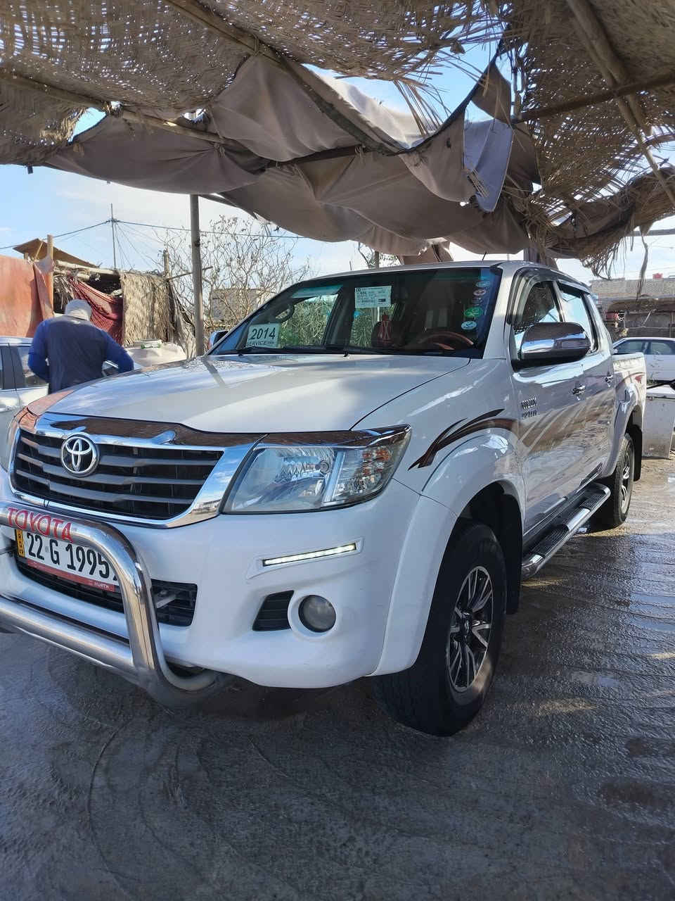 السلام عليكم تويوتا هايلوكس للبيع موديل 2014 كفاله عامه ماشيه 141 السياره رقم الهاتف ***********
