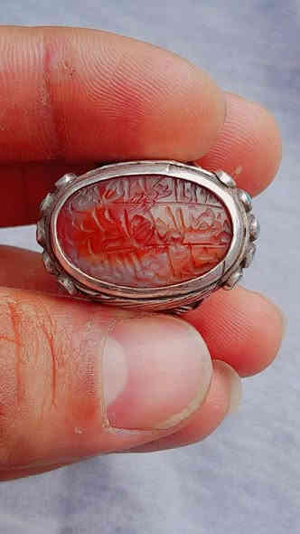 اللهم صلي على محمد وال محمد الطيبين الطاهرين 
 خاتم انتيكا عقيق يماني شحم ولحم مخطوط سورة الكوثر خط قديم صياغه الغزال يدوي المهتم يتواصل على الخاص ***********بصره يوجد توصيل
