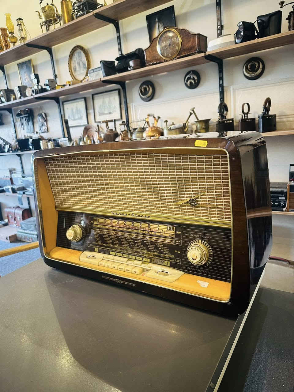 راديو الماني لمبات ماركة LOEVE OPTA ستريو
الموجات  LW-KW1-KW2-MW-FM
العرض 65 سم
الارتفاع 39 سم
العمق26 سم
درجة نظافة ‎%‎90
السعر 350 الف
*********** واتساب المحل في السليمانية يوجد توصيل
