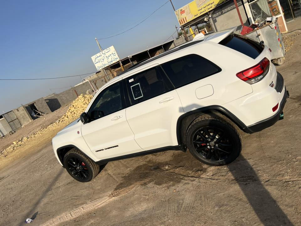 جيب تراك هوك اعلى فئه 
فول واحد ع واحد 
موديل ٢٠١٧ رقم دولي 14 تحويل 
وارد حادث كلش خفيف جاملغ وحافه البنيد والباقي كفالهً
جاهزه من كلشي لبيع او مراوس 
مكاني البصره القرنه 
***********
