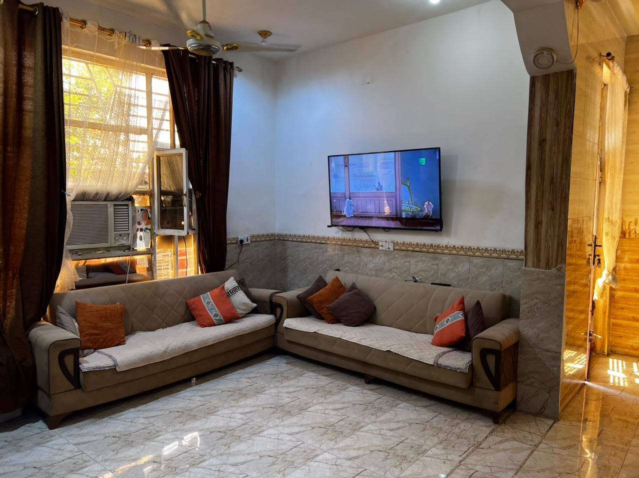 بيت للبيع بي غرفتين كل غرفه مساحتها 5*5
الاستقبال مساحته 5*6
منورين 
الواجهة 12.5
نزال13.5
مساحته ١٦٨ تطلع
كل الخدمات واصله للبيت و بيت ع شارع 30 السايدين
ملاحظه / مراوس بيت زراعي بمكان حلو ومساحه ٣٠٠ او اكثر
للأستفسار اكثر خاص او
***********
***********
