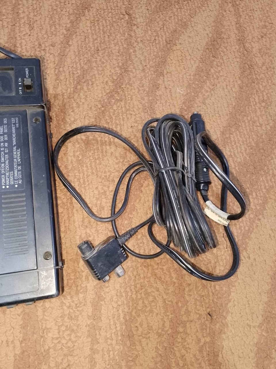 السلام عليكم كامره تصوير بس ما دري بيها يشتغل لا انته وحضك السعر 200
***********
