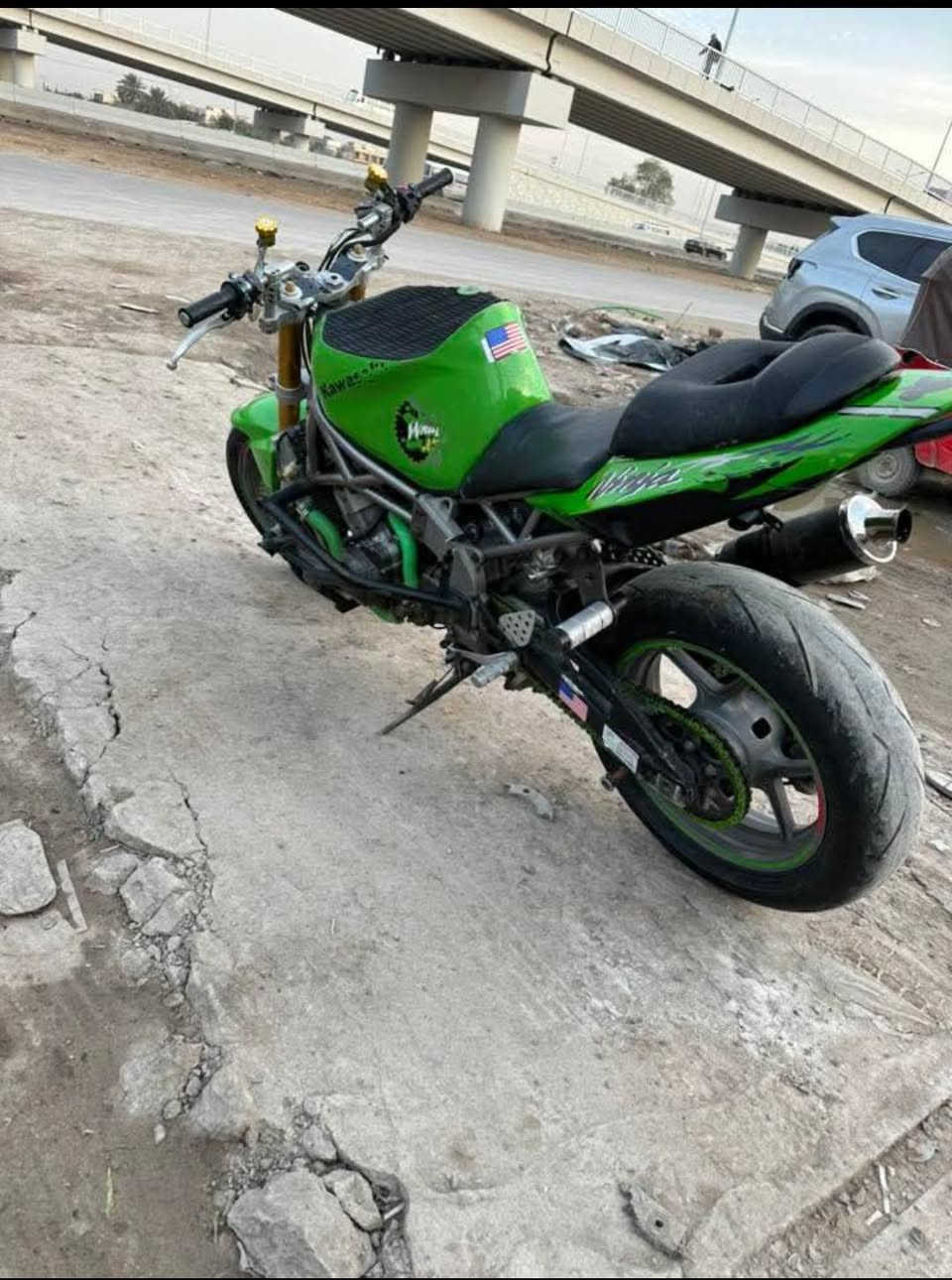 السلام عليكم
بطح كاوسكي 2004
مامفتوحه سبانه ماممدوده عليها 
الدراجه شغاله فأر بيها  يطغ الدراجه شي عله شي كامله بس هذا عيبها كامله من كلشي 
شاصي بواري
عنواني بغداد الشعب 
للأتصال *********** 
السعر 500 ألف قفل لجأ بدون تعامل متواجد واتساب فقط
