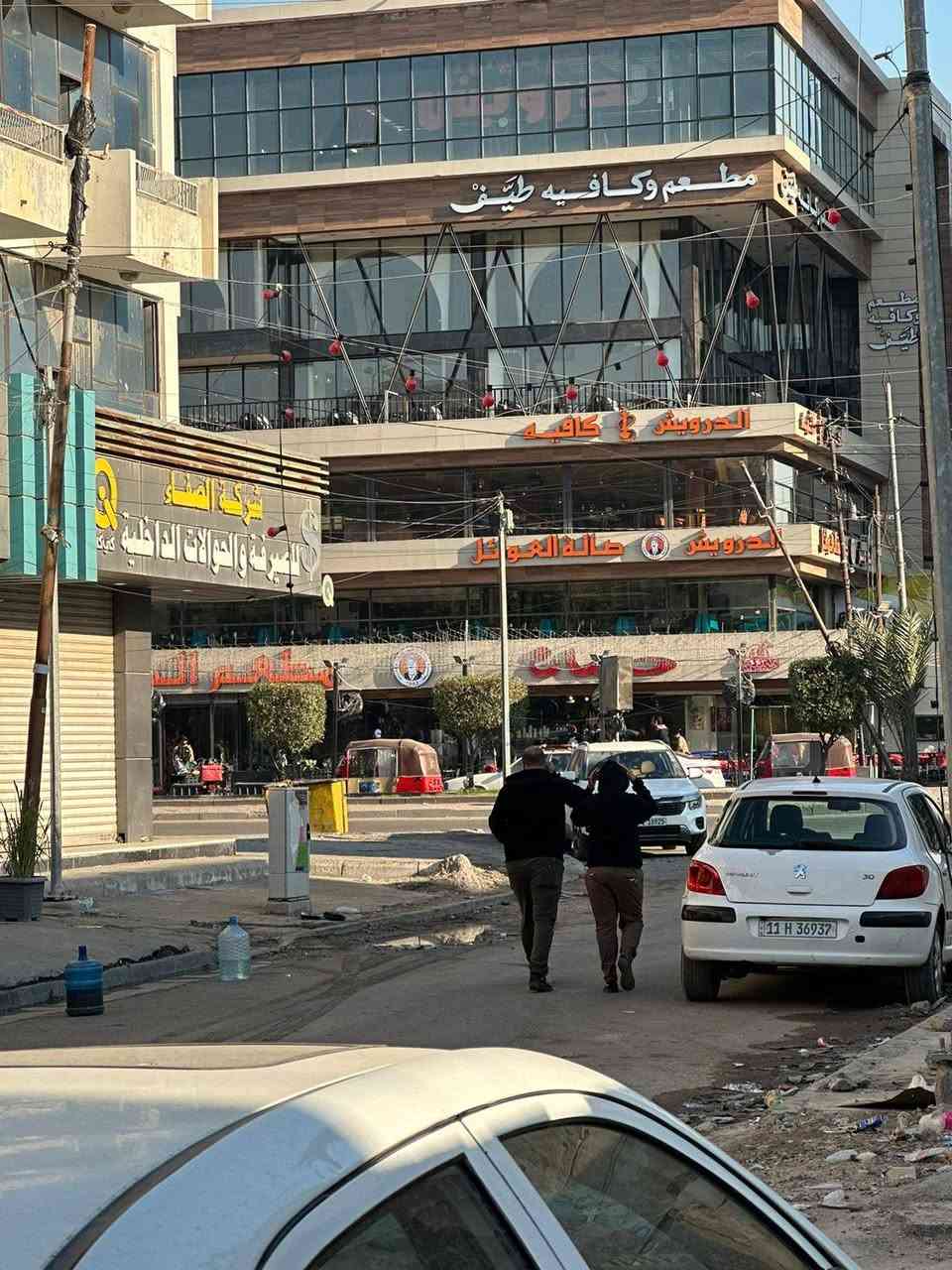 للبيع دار مساحة ٢١٣ متر / الواجهة ٦ متر و ١٥ سنتيمتر -- نزال ٣٥ متر / طابو صرف باسمي علما ان الكهرباء متوفرة ٢٤ ساعة خصخصة.
موقع الدار متميز داخل بداية فرع مصور جيكور قريب على الشارع التجاري.
ملاحظة :- يوجد بجانب الدار بيت اخر نفس المساحة ٢١٣ متر و١٥ سنتيمتر أيضا للبيع اي في حال البيع سوية تصبح المساحة الكلية ٤٢٦ متر والنزال ٣٥ متر.
للاستفسار // *********** ابو علي.
