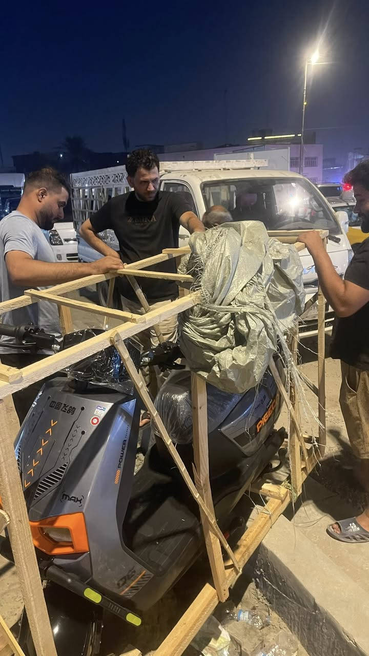 🛵 Flying Pigeon Z6 موديل حديث وفخم، شغل مرتب وقوة تخبل!
طلبية خاصه من الصين استخدام شهر واحد⚠️⚠️
⸻

⚡ المواصفات:
 • 🔋 6 بطاريات مسطرة قوية وآمنة (مضادة للانفجار)
 • 💪 محرك قوي يوصل 2200 واط
 • 🛣️ يمشيك 120 كم بالشحنة
 • 💧 مقاوم مي (IP38) يعني ما تخاف عليه من المطر
 • 🛑 فرامل دسك كبار – أمان عالي
 • 🪶 نظام تعليق هيدروليك – راحة حتى بالشارع التعبان

⸻

ميزات ذكية:
 • 📱 شاشة كبيرة وواضحة
 • 🔓 يفتح بالموبايل (بلوتوث)
 • 💳 فتح NFC بدون مفتاح
 • 🎵 سماعات بلوتوث مدمجة
 • ⚙️ 3 سرعات + تثبيت سرعة
 • ↩️ ريوس (يرجع للخلف بسهولة)

⸻

🎁 ويا الهدايا:
 • 🪖 خوذة جاهزة
 • 🧥 جاكيت مطر

السعر مليون و100 وبيها مجال بسيط


**إذا كنت صاحب هذا الإعلان وتريد حذفه لأي سبب، رجاءا أرسل رسالة إلى الدعم الفني**