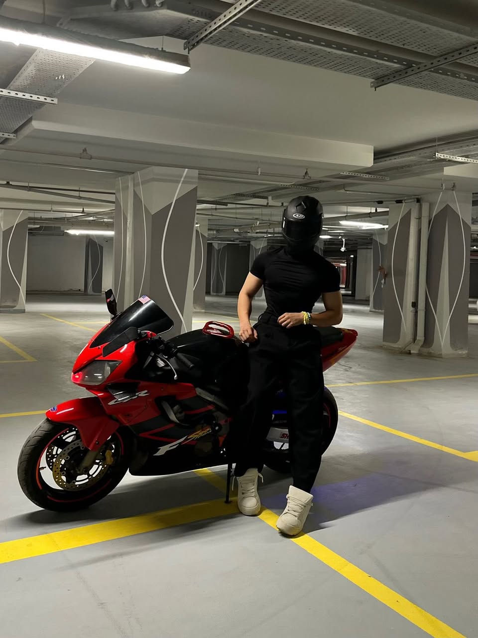 سلام عليكم
بطح افوراي 600cc موديل ٢٠٠٤ 
دراجه كفاله عامه من الطول للطول مابيهة اي نقص عليهة اضافات وصالنصه بروكس 
عليهة ادامه كامله تايرات جدد تنضيف  كلشي كامله اخت الزيرو دراجه مكاتبه فقط سعرها 28$ وبيها مجال للشراي مكاني بغداد الدوره للتواصل وتساب ***********
