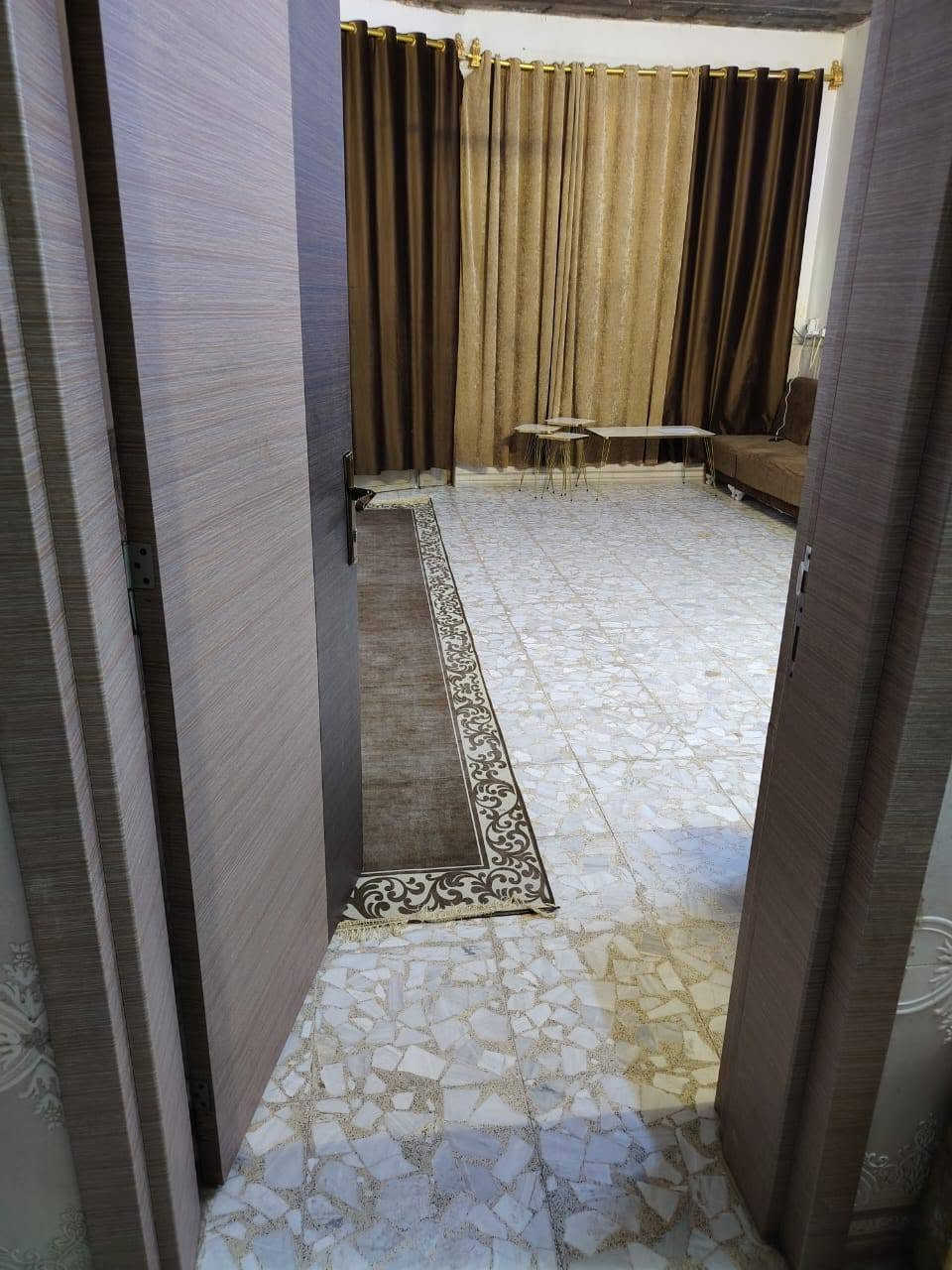 يالله بيت طابقين للبيع طابو زراعي سند25المساحه 200م يتكون طابق الأول غرفتين صاله مطبخ ستقبال صحيات داخليه خارجية مناور كراج بناء طابوق سقف مسلح الطابق الثاني غرفتين سويت  وصاله ومطبخ  بناء طابوق سقف مسلح خدمات كامله ماء كهرباء مجاري تبليط الموقع ممتاز كربلاء طويريج حي الرياض استفسار اكثر مراجعه مكتب الجمعيه للعقار حي الجمعيه شارع الوسط مقابل مجمع الرياضي مراسله واتصل  
*********** 
***********
