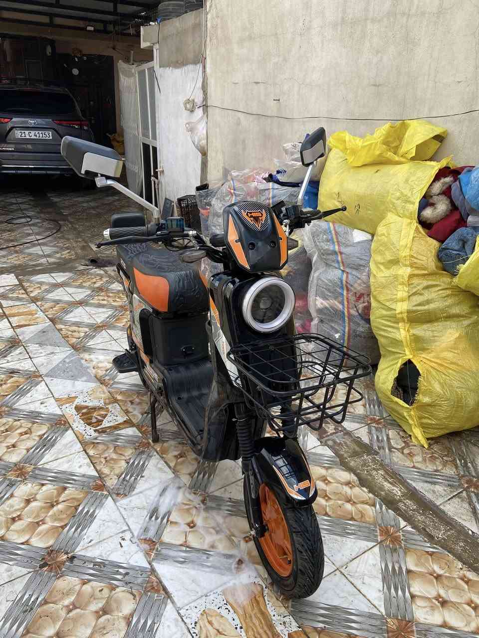 دراجة شحن للبيع موديل 2025 دراجه نظيف به س بطاريات ماشتغل دراجة كهربائيات كله اشتغل حجم كبير سعر 300 بي مجال قليل عنوان كركوك پنجا علي قريب قاعه مير سمايل  رقم ***********
