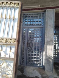 للبيع باب سلايت وباب رئيس متر وربع وشبابيك عدد 3 مكان حي جهاد بغداد لا...