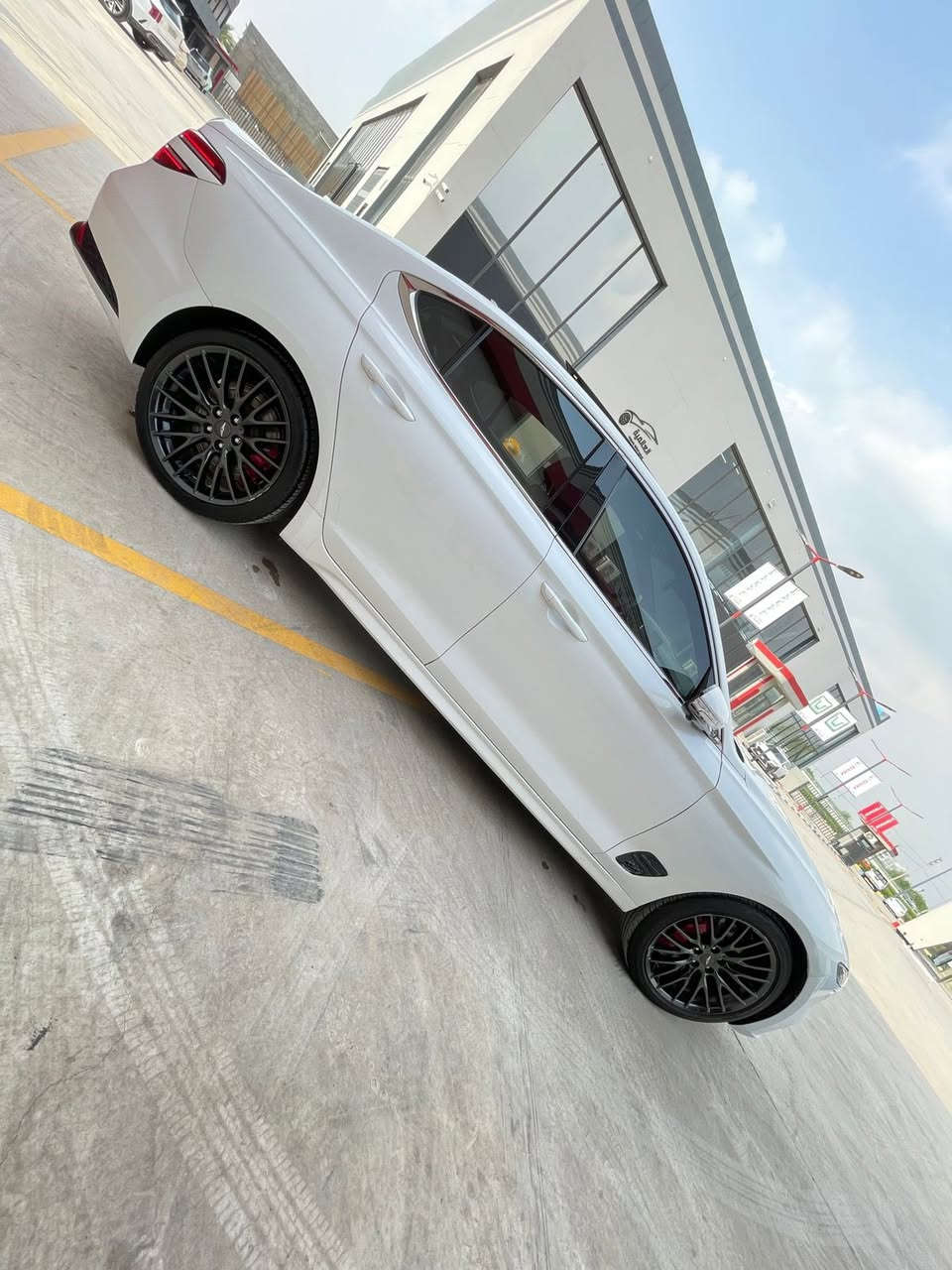 2022 Genesis G70 , 3.3 T Launch Edition
لون ابيض مات ( طافي ) بلادي 
داخل احمر وكشن بقلاوة 
سقف كنتارا + بنوراما 
سايد بريك بصمه
داتا شو 
دشبول ديجتال يتحول كاميرا مع الاشاره
كاميرات 360 + رادارات 
تدفئه تبريد بالكشن + كشنات كهرباء
خزن ميموري 
سستم سماعات lexion
مري جانبيه قلاب + هيتر + رادارات
شحن وايرلس + كار بلي 
فجوج بريمبو احمر بلادي
السيارة ماشية حاليا 64 الف وبامريكا ماشيه 51 الف يعني مماشيه هنا هواي
الظرر : جاملغ نفسه صبغ فقط بنيد مبدل نفس اللون بلادي ودعاميه بلادي 
***********
