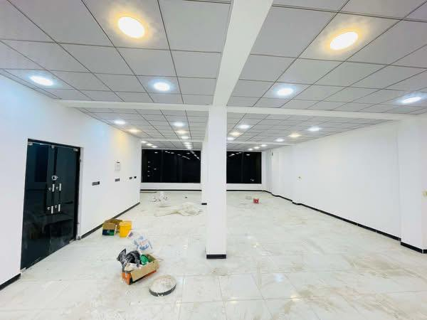 سلام عليكم للايجار قاعه مساحتها 200 متر مع غرفه في الطابق الثالث 4/9 مع صحيات في مغربه شارع المركز القديم قرب صيدليه ماسه الاتصال على الارقام 
***********
***********
