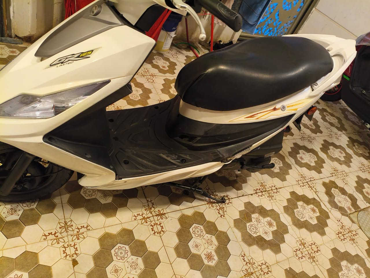 السلام عليكم 
للبيع دراجه سايم نحله موديل 2018 كيج الكتروني صالنصه رياضي لايت عالي ناصي قفل جنطه كهرباء صلف هندر كهربائيات كلها شغاله مابي كل نقص ملاحضه دراجه بدون اوراق السعر 700بي مجال قليل مكان دراجه زراعه  ***********
