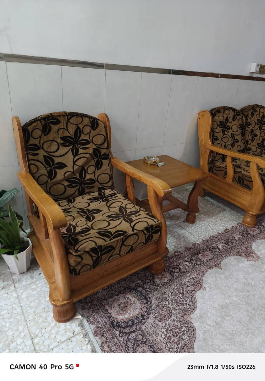 سلام عليكم
تخم زان ٧مقاعد مرتب الاسفنج منازل نوع ممتاز بي ضرر ومصلحة و الوضع طبيعي خالين اله معاكس مكان بغداد الشعب 
رقم ***********
