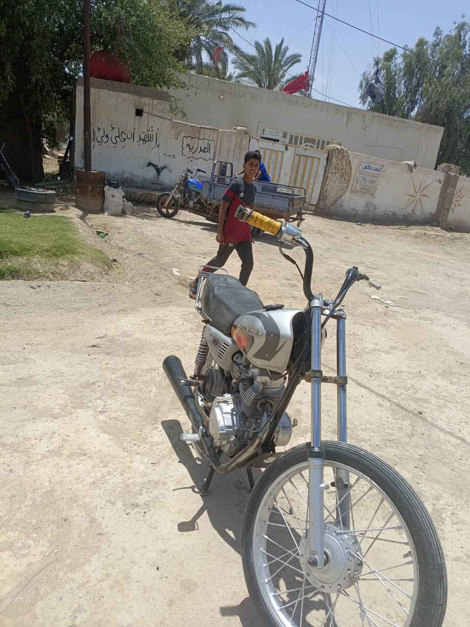سلام عليكم دراجه للبيع نامه شلامجه البلاد مكينه 22 مبدل ولفات فقط دراجه حلوه ونضيفه مكينه تخبل اوياله جدد دراجه كلك بدون أوراق مكان دوانيه قضاء السدير  الرقم ***********
