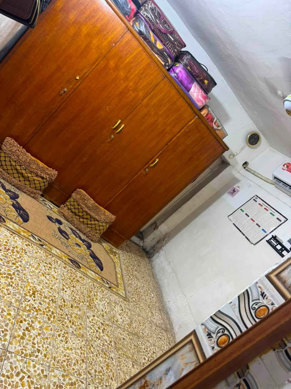 يوجد بيت للبيع في تجاوز نهاية الاربعمية يبعد على الشارع العام ٣ بيوت يحتوي على غرفتين  واستقبال ومطبخ  ومخزن وحوش البيت نضيف كلششً لاستفسار ***********
