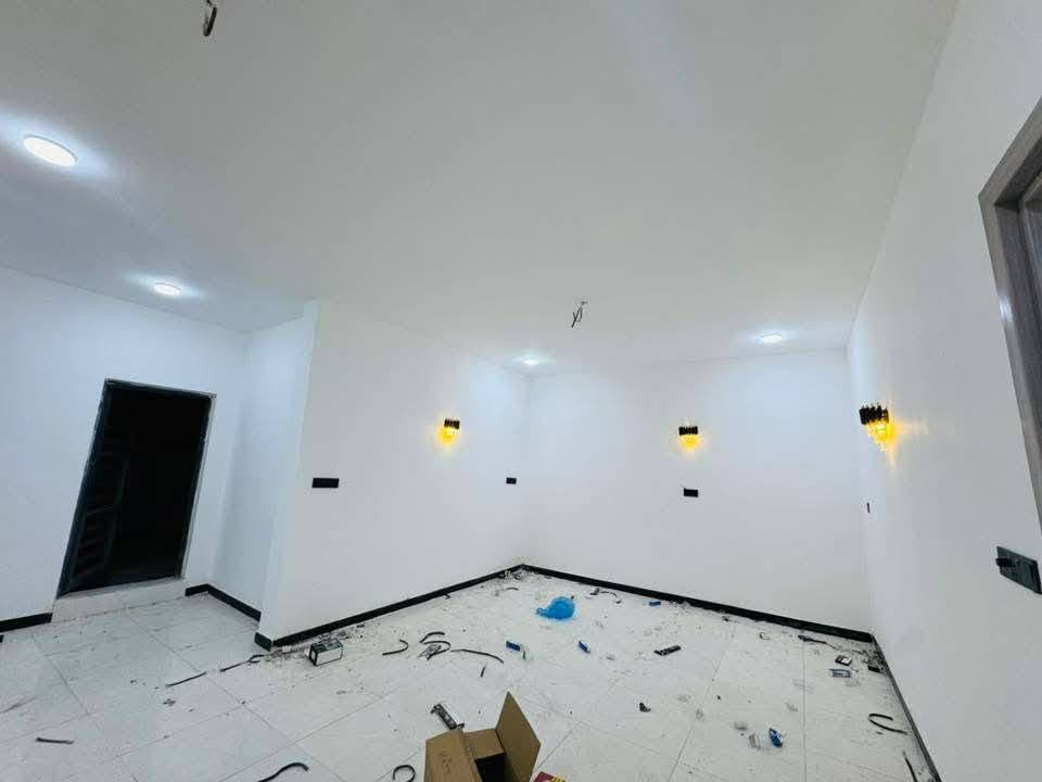 🏠 منزل عصري للبيع - بناء حديث 2026
فرصة مميزة لامتلاك دار سكنية بتصميم حديث وتفيذ هندسي متقن (صب كونكريت مسلح)، جاهزة للسكن الفوري.
📍 تفاصيل العقار:
• المساحة: 200 متر مربع.
• نوع العقار: طابو زراعي 
•العنوان / التقية الثالثة داخل مجمع الروان
• عدد الطوابق: طابقين 
• سنة البناء: 2026 (بناء جديد لم يسكن).
📐 التصميم الداخلي:
🔹 الطابق الأرضي:
• استقبال واسع للضيوف.
• صالة داخلية (هول) بتوزيع مريح.
• غرف نوم عدد (2).
• مطبخ.
• مجموعة صحيات داخلية + صحيات خارجية.
• طارمة واسعة ومنطقة مدخل.
🔹 الطابق الثاني:
• غرف نوم عدد (2).
• صالة جلوس إضافية.
• مجموعة صحيات متكاملة.
🏗️ المواصفات الفنية:
• الهيكل الإنشائي: كونكريت مسلح بالكامل لضمان أعلى مستويات المتانة.
• تشطيبات حديثة وعصرية تناسب ذوقك.
📞 للتواصل والاستفسار:
للمزيد من المعلومات أو لتحديد موعد للمعاينة، يرجى مراسلة الحساب مباشرة أو الاتصال على الرقم ***********
