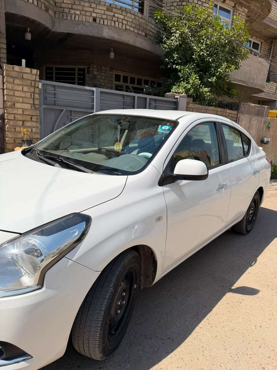 نيسان سني هندي موديل 23
 ماشيه سياره 27 الف نظافتها كدام العين سياره مال بيت اقتصاديه كلش حلوه  بيها شخط بل باب موضح بل صور بيها 4 اصابع بارد يم بكلايت خلفي وباقي موضح بل صور سعرها 120 بيها مجال  مكاني الكرخ واتساب *********** اتصال ***********
