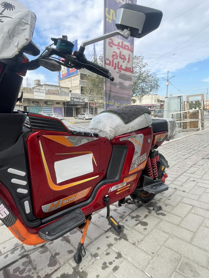 السلام عليكم ورحمة الله وبركاته
دراجه شحن لبيع نوع His اسمه H900 
الدراجه ناقصه كلوب الامامي محترك فقط 
الدراجه تجي ٥ باتري صغار و يجي ملف مالته ٢٠٠٠ واط 
بريكاته دسكات امامي خلفي و يجي بيه سماعات بلوتوث 
و تجي بصمه يد و تشغيل عن بعد و يجي وياه بصمه وحده و اسويج واحد التجوه خلفيه موجوده بس اني شايله و مكاني بغداد العامريه شارع المنظمه و الرقم *********** واتساب و السعر مناسب مقارنه اب اسعار الجديد
