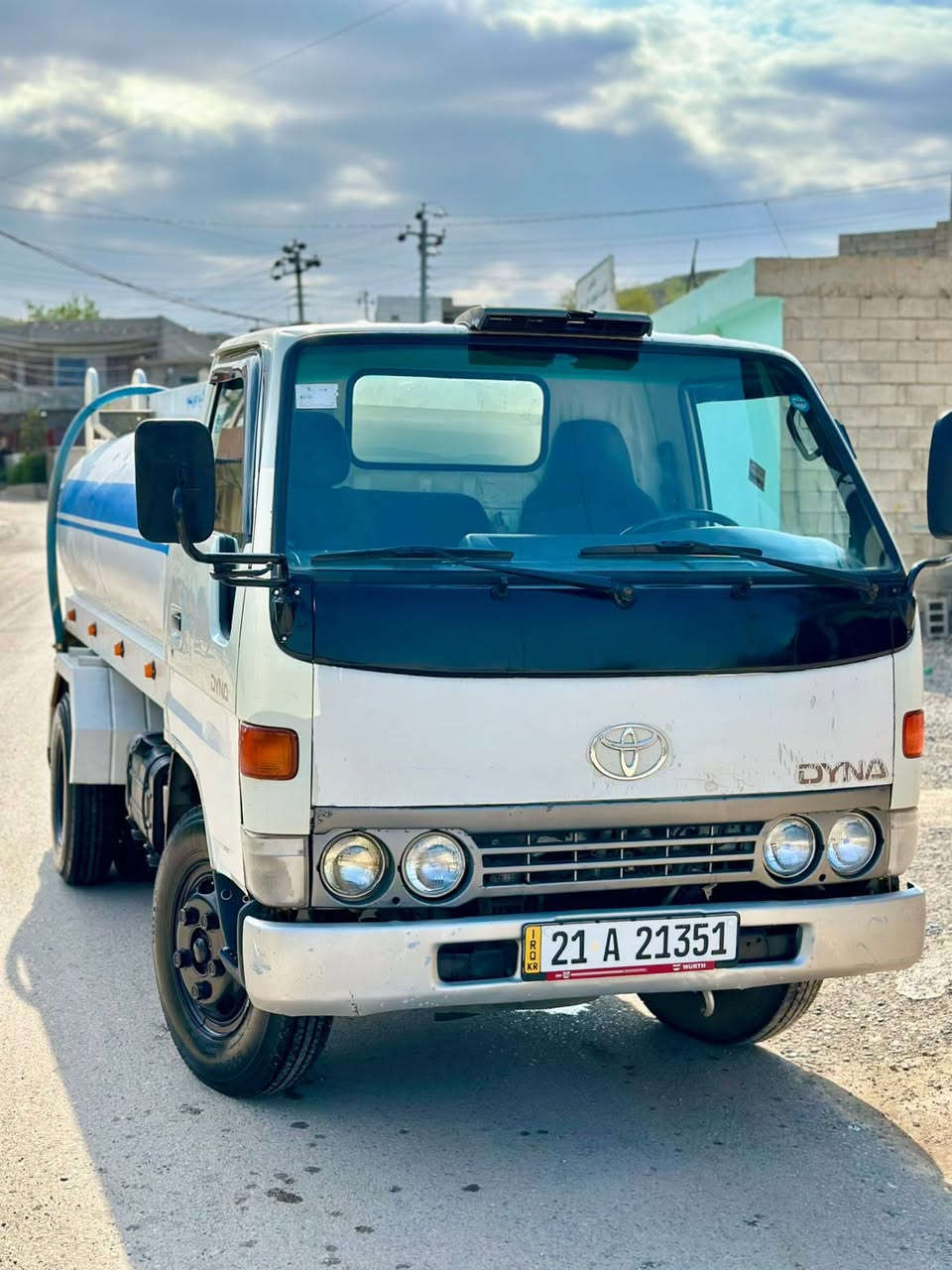 ڕیکلام
تیۆتا دانیا 
 مۆدێل 2000 بۆ فرۆشتن.
 بیلاد عێراقی سوكان ئەسڵ واتا محەوەر نییە
كەمێك مەكینەی ڕۆن كەم. ئەكات ئیتر هیچ كێشەی نییە 
مەمپی گاز تازە تەشفیتە ڕەقەم سلێمانی  بەناوی خۆمەوەیە
هەر شەش تایەی تازە 
تەنكیەكەی گەڵبەنایزە ٤٥٠٠لترە 
سەیارەكە لەئیشایە
نرخی 110گەڵاو کەمێک معامەلە
ژ.ت ***********
شوێن سلێمانی/تاسلوجە

