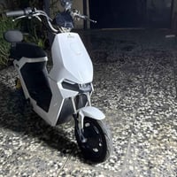 ة  * النوع: سكوتر كهربائي * الموديل: F100 * اللون: أبيض * مقعدين (راكب...