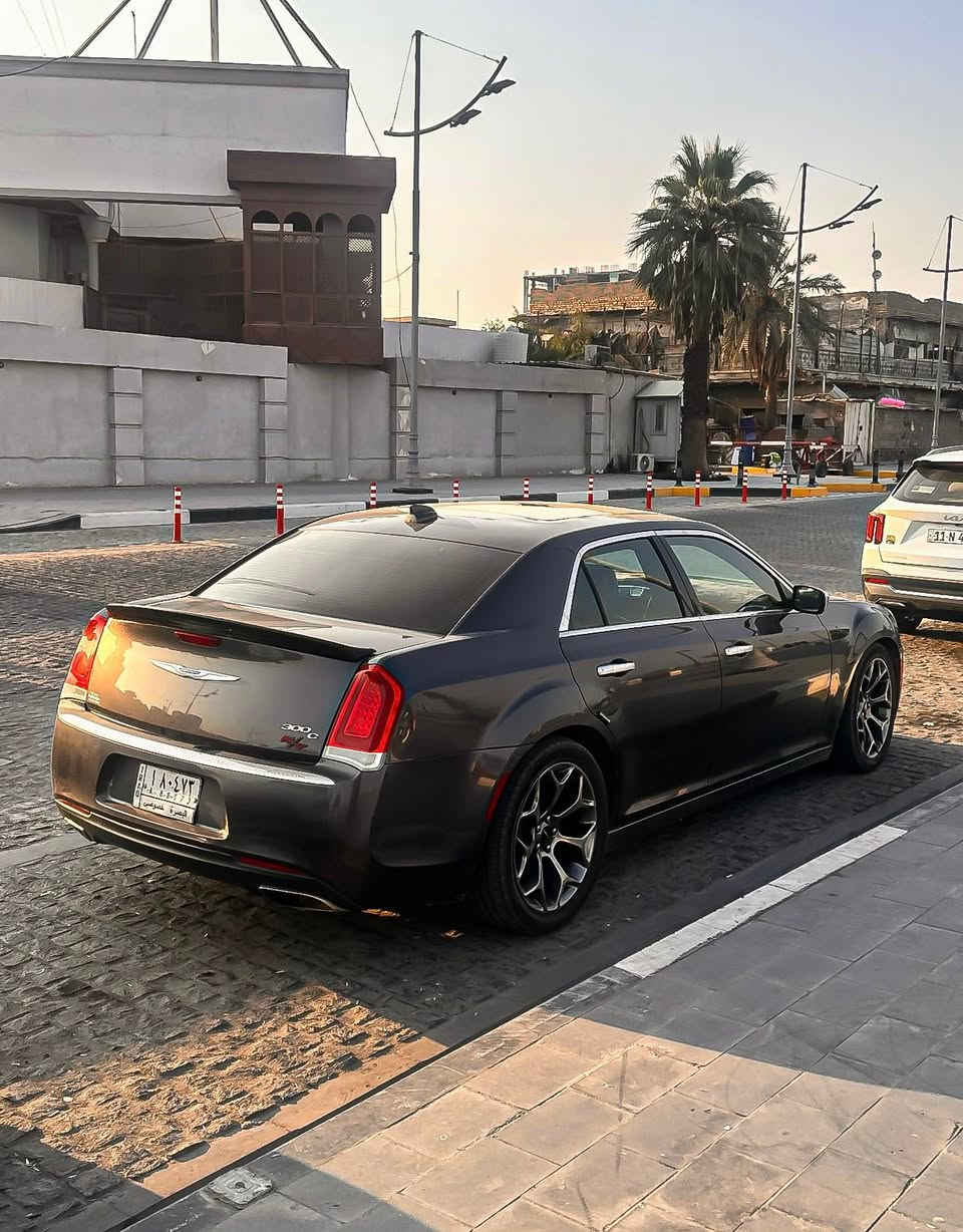 سلام عليكم
كلايسر اوباما V8 5700 2018 هيمي  ستوك للأخير حتى حجر بيئة بعده دواخل بلاتينيوم رقم بصرة باسمي 
حادثها جاملغ الأمامي مبدل جهة الأيمن فقط  
ماشية 179 الف km 
استخدام بيت 
مواصفات 
فتحه سقف بانوراما
* جناح خلفي
* ويل قياس 20 
* مصابيح أمامية زنون 
* كشافات الضباب زنون .
كشنات كهرباء 
* مقاعد أمامية تبريد وتدفئة .
* ⁠خلفية تدفئة 
دوس بانزين وكهرباء
* تشغيل عن بعد .
* ستيرن كهربائي .
* تدفئة ستيرن .
* محدد سرعة .
* شاشة كار بلي 
* كاميرا خلفية .
* مرايا متحسسة للاضاءة العالية .⁠
* ⁠دواخل صاج 
كشنات جلد 
ب215 وبيها مجال 
تواصل ***********
مكان سيارة بصرة
