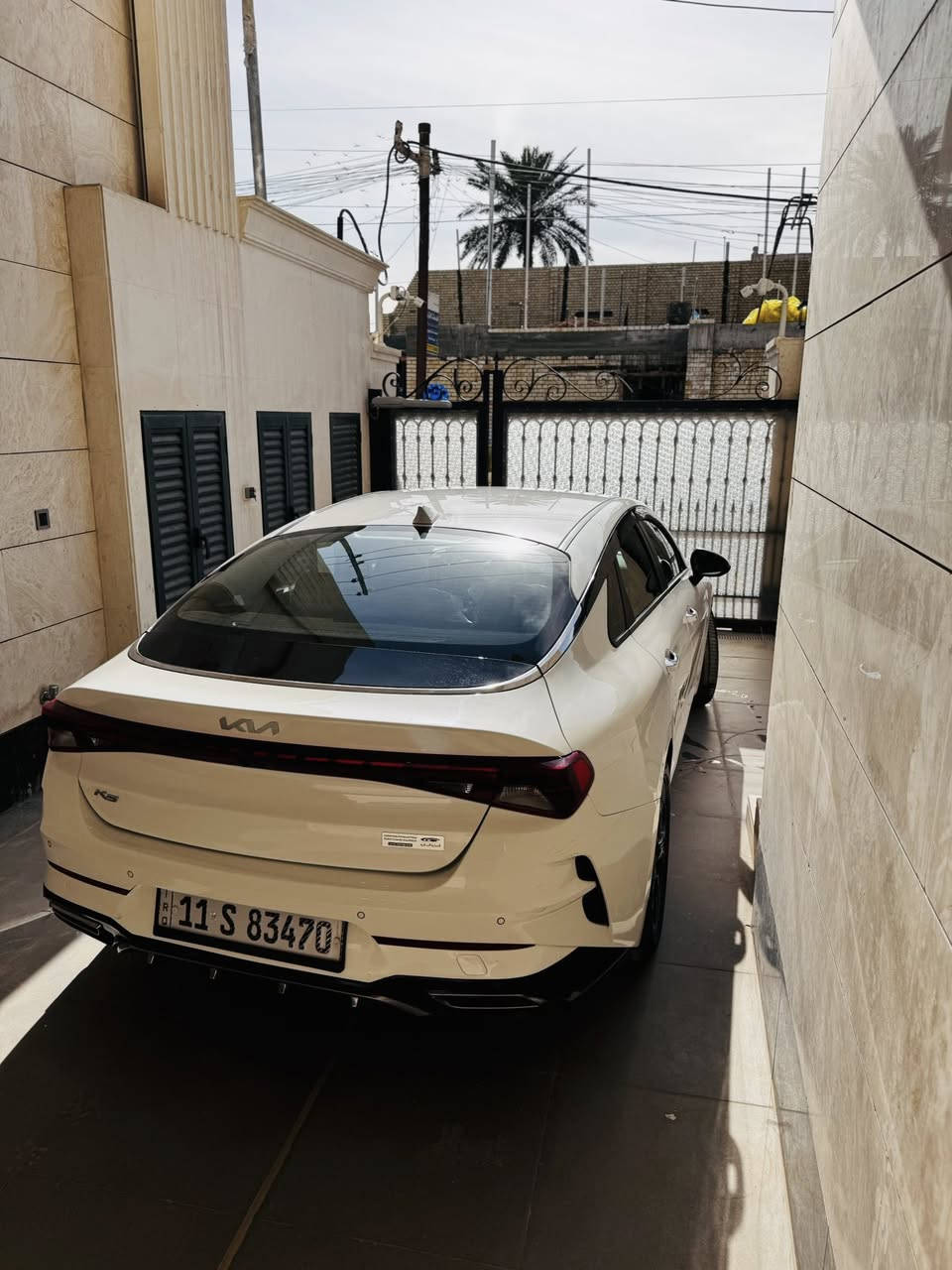 السلام عليكم من رخصة الادمن 
كي 5 خليجي  ضمان الدولية 
ملاحظة سيارت عليها ppf كامل سيارت  و عزل حراري بسعر 25 ورقه 
موديل 2022 
ماشيه 100 الف 
نص مواصفات 
شاشة كار بلي 
بصمه دخول و تشغيل 
كرسي كهرباء 
ويل 18 تخم تاير جديد كوري اصلي 
رقم بغداد الدولي هزه جديده 
مكفوله من تبديل و الصبغ بيها مكانات بارد  صغار 
سعر سيارت ( 197$)بيها مجال 
***********
