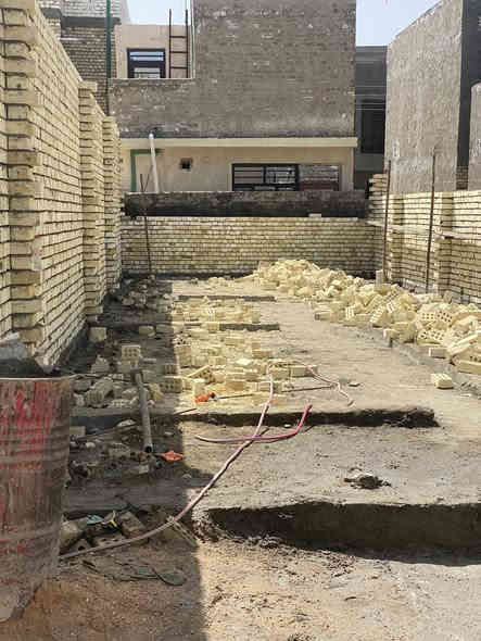 @إشارةاقرأ الأخير واختار الي يناسبك

بيت العائلة تبني بعروض مخفضة اسعارنا تنفسيه من العالميه للمقاولات

1-عرض هيكل ب(180) ب (200 )ب (220)الف للمتر الواحد

2- عرض بيت كامل تسليم مفتاح (400) للمتر الواحد المناور لاتحسب في المتر 

💯💯💯💯💯💯

عرض تسليم مفتاح بسعر (400) الف دينار للمتر 

اولاً/ ورفع انقاضه وتسوية الارض وتهيئتها للبناء.

ثانياً / ارتفاع الدار

1. الطابق الأرضي (310 سم )

2. الطابق الثاني والثالث  (300 سم)

ثالثاً / مواد البناء

1. الطابوق جمهوري .

2. الاسمنت نوع جيد.

3. الرمل والحصى المغسول.

4. حديد تسليح عراقي نوع FFخاضع للفحص 

رابعاً /

1. تعديل الارض-

2. قشط وتسوية الأرض.

3. فرش تراب والسبيس(20)سم .

4. معالجة الأرض بمادة الكلوردين.

5. فرش طبقة من النايلون الزراعي

6. الصب:-

• الرفت: للبناء الفعلي بارتفاع 30 سم

• الاسس الشريطية: للأسيجة 

• البتلو- 10 سم

خامساً / الابواب والشبابيك

1. الابواب

• الباب الخارجي- حديد

• باب الاستقبال - قاصه

• ابواب الغرف- تركي اوخشب  صاج 

• ابواب الحمامات - المنيوم 

• ابواب المناور والترك البيتونه والمطبخ – الحديد.

2. الشبابيك

• فريم حديد والمقطع (P.V.C) مع عمل كتيبه حمايه بسعر (30) الف دينار للمتر المربع الواحد.

سادساً/ صب السقوف:- بالكونكريت الجاهز بمقاومة انضغاط (35 mpa)

سابعاً / المجاري

تتم المباشرة فيها من البنى التحية  وتتضمن:-

1- بوري حجم اربعه  انج نوع الامل الشريف او البركة.

2- تثبيت المنهولات واغطيتها 

3- ايصال انابيب تصريف الحما مات ومرفقاتها.

4- ايصال انابيب تصريف مياه الامطار من السطوح والمناور. 

ثامناً / اسالة الماء

1- نوع البوري ومواصفته / كوي تركي.

2- نوع الخلاطات  والحنفيات/ تركي. 

تاسعاً / الكهربائيات .

1- السويجات والبلكات نوع اديسون .

2- نوع السلك - نحاس 

عاشراً / السلالم ( الدرج )

1- نوع بناء السلالم / كونكريت مكسر. 

2- نوع بآيات السلالم / تركي  للبأيه والمراية.

3- نوع محجرات السلالم/ المنيوم.

الحادي عشر/ اللبخ والابياض / عمل بالمساطر كل (80) سم .

الثاني عشر / الارضية /الطابق الارضي والاول والبيتونه  بورسلين او كلشي عن لايزيد سعر المتر عن (9 الف ) الف دينار

الحمامات – سيراميك / هندي او يراني 

 المناور- ( حسب نوع  الأرضي )

الثالث عشر / جدار الحمامات والمطابخ

1- الحمامات-  هندي درجةاولى لسعر المتر ٩ الف

2- المطبخ -هندي درجه اولى لسعر المتر ٩ الف 

الرابع عشر / السطوح 

1- الاشتايكر

2- ملحقات الاشتايكر

3- فلانكوت طبقتين _ زفت _ الزميج _

   الخامس عشر / 

2- نوع الجام - 4 ملم حسب الاختيار.

 السادس عشر / الواجهات-(تحدد بعد التصميم)

هذه المواصفات تنجز بسعر(400)

دينار للمتر المربع الواحد ( ذرعة هندسية )

للتواصل زيارة مكتبنا العدل داخل مثلث الذهبي قرب جامع كامل العبود 

او الاتصال على احد الارقام التالية

***********

***********  

***********
