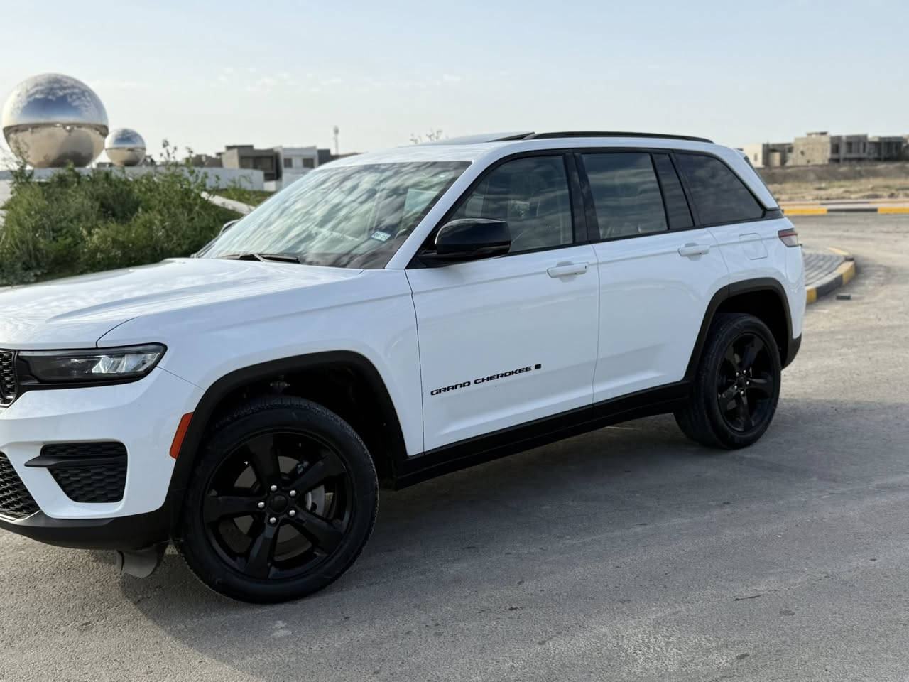 السلام عليكم للبيع جيبjeeb2023
رقم اربيل دولي 

🌍 الوارد:امريكي كلين بدون ضرر

ماشيه 46

👥 عدد المقاعد: 5راكب

🔧 المواصفات الفنية

1-محرك V6 سعة 3.6 لتر

2-ناقل حركة أوتوماتيك 8 سرعات

‎🚦 أنظمة القيادة والذكاء

✔ قيادة شبه ذاتية

✔ تثبيت سرعة ذكي (Adaptive Cruise Control)

✔ تحديد المسار

✔ تحذير الخروج عن المسار + تصحيح تلقائي

🛡️ السلامة والمساعدة

✔ كاميرات 360 درجة

✔ حساسات أمامية + خلفية + جانبية

✔ مراقبة النقطة العمياء

✔ فرامل تلقائية للطوارئ

✔ مساعد الركن الأوتوماتيكي

🛋️ الداخلية والفخامة

✨ تدفئة وتبريد للمقاعد الأمامية والخلفية

✨ تدفئة المقود

✨ إنارة محيطية داخلية متعددة الألوان

✨ مراية وسطية كاميرا رقمية

✨ مرايا جانبية ووسطية تعتيم أوتوماتيك

📱 التقنيات

🔑 دخول ذكي

🚀 تشغيل عن بعد

🖐️ بصمات أبواب (5 بصمات)

📺 شاشة وسطية كبيرة Uconnect

🎵 نظام صوت فاخر McIntosh

📱 Apple CarPlay & Android Auto

📶 Wi-Fi / Bluetooth / USB

🎨 الخارجية

🤍 لون السيارة: أبيض

🔆 إضاءة LED كاملة

#السعر305$ بيها مجال للشراي / بيع فقط

#للستفسار***********
