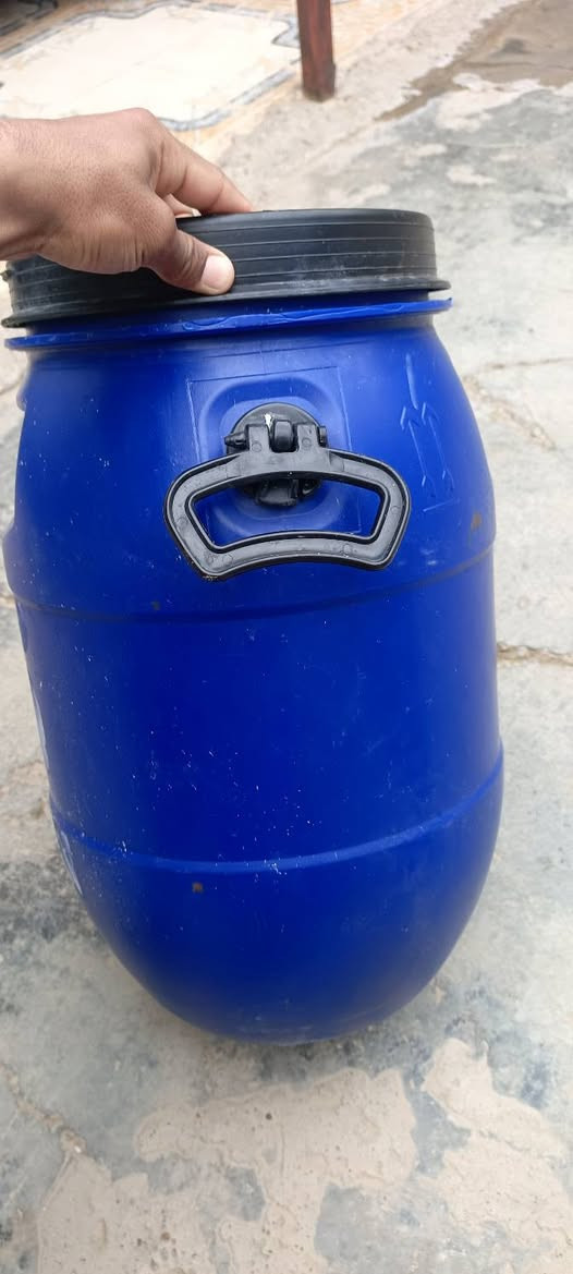 السلام عليكم ورحمة الله وبركاته
يوجد  دبات للبيع عدد 40 دبه، سعر الواحدة 3 ألف دينار
تصير للطحين وللطرشي وحفظ المواد. أي استعمالات أخرى. 
الكمية محدودة بيع سريع. للاتصال  ***********
