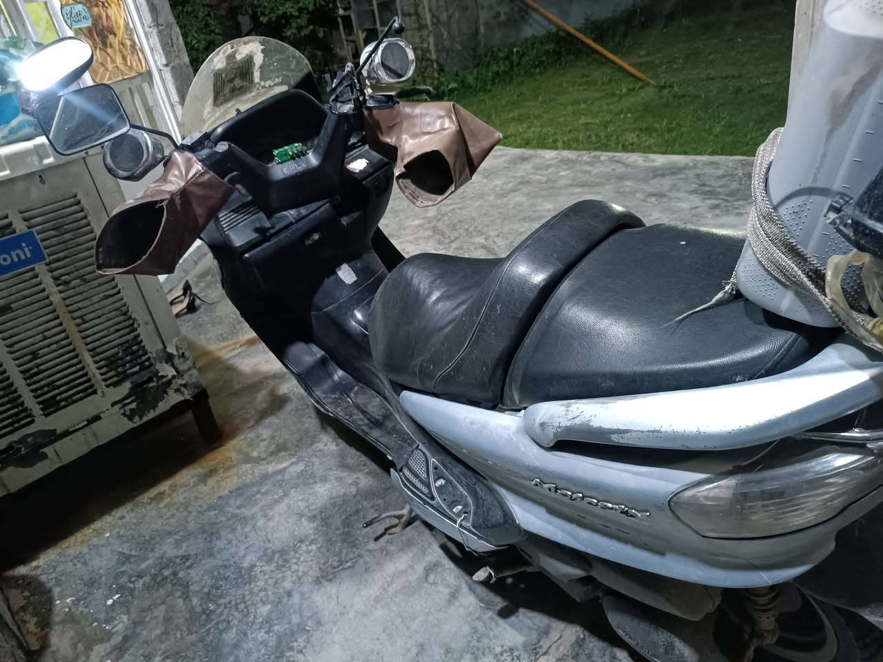 ماجستا للبيع فقط مكاتبه بيها  مكينه مامفتوحه كفراتها 50% 
استان حساس واستان ثنائي بس طاك يرادله بس لحيم ماعندي مجال الحمه دراجه خير من الله  سعرها 500 الف وبيها مجال للشراي مكاني بغداد بسمايه قريه 10 واذا اكو مراوس بفورزه صفر 10 أو 12 هم اراوس 
***********
