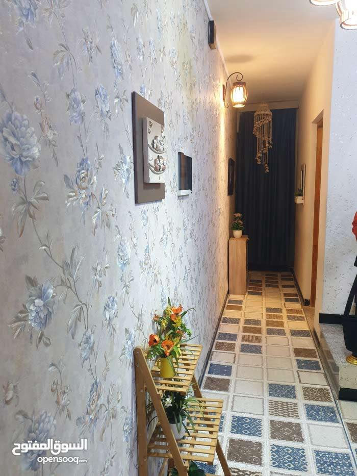 السلام عليكم للبيع دار سكني  جاهز للسكن والتسليم مساحة ٨٥ متر واجهة الدار خمسة متر في  بغداد حي الحسين قرب سريع المطار يحتوي ٣ غرف نوم و صالة ومطبخ وحمام عدد ٢  و مدخل عدد ٢ للدار و منور وسطي  موقع مربع مرطبات الريان  مسافة قصيرة للشارع الرئيسي والمدارس والمول والجامع للاستفسار على الخاص او الاتصال بالرقم ***********
