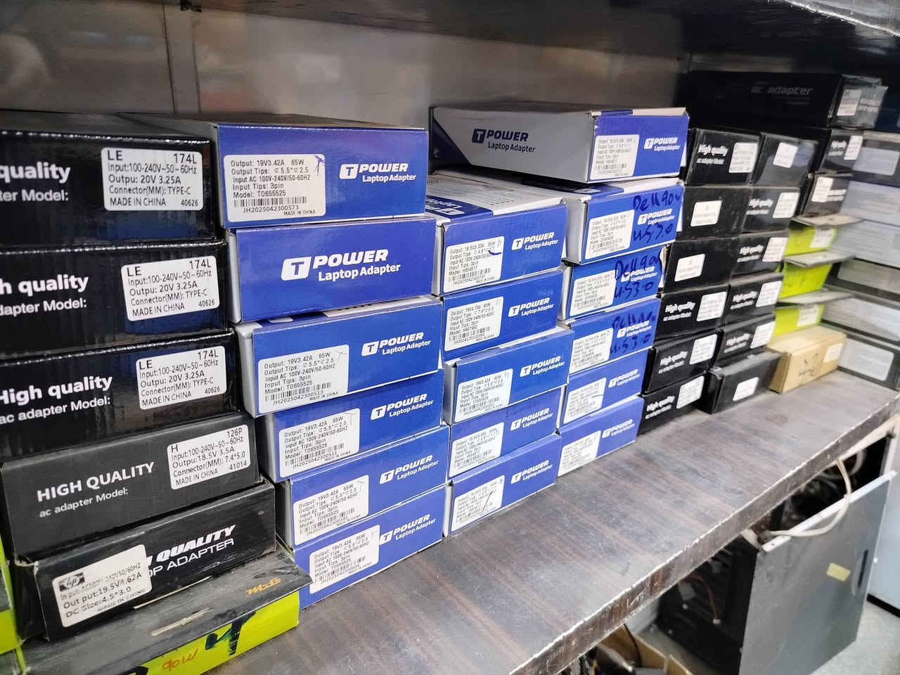 السلام عليكم
حبيت أعرفكم على مكتبنا الغدير للحاسبات الموجود بـ الشرطة الرابعة — قرب مكتبة المولى ، في كل اللي يخص الكمبيوتر والأجهزة:
صيانة لابتوب وكمبيوتر مكتبي (فحص ،صيانه، تبديل قطع، تنظيف داخلي).
فورمات وتنصيب أنظمة تشغيل: Windows / macOS / ChromeOS.
تنصيب برامج: Office، AutoCAD، 3ds Max، Revit، Lumion وغيرها.

صيانة الطابعات: إصلاح، تعريف، تنظيف، وطباعة فواتير.

كاميرات المراقبة (XVR/NVR):  ضبط، وصيانة.

استعادة الملفات المحذوفة وبرامج النسخ الاحتياطي.

 أجهزة الألعاب (PS5/PS4): سوفت وير وحل مشاكلة

ليش تختاروننا؟
شغل سريع وشفافية بالأسعار.
أدوات أصلية وخبرة عملية سنين.
توثيق العمل .
📸 شوفوا الصور المرفقة لبعض الأجهزة والخدمات اللي سويناها.
📞 للحجز أو الاستفسار ابعثوا رسالة على واتساب:
***********
***********
