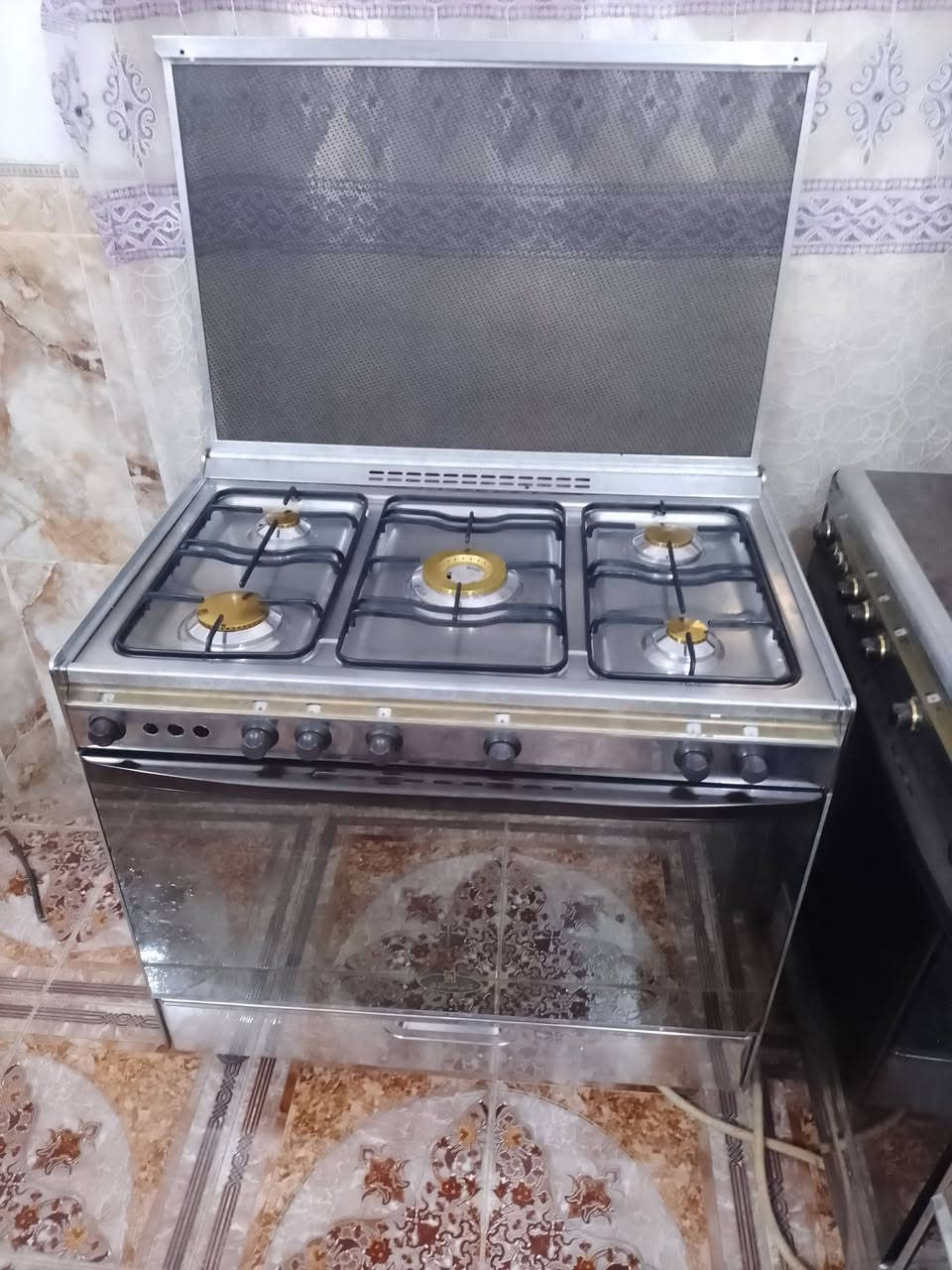 السلام عليكم طباخ للبيع السعر 250وبي مجال ***********
