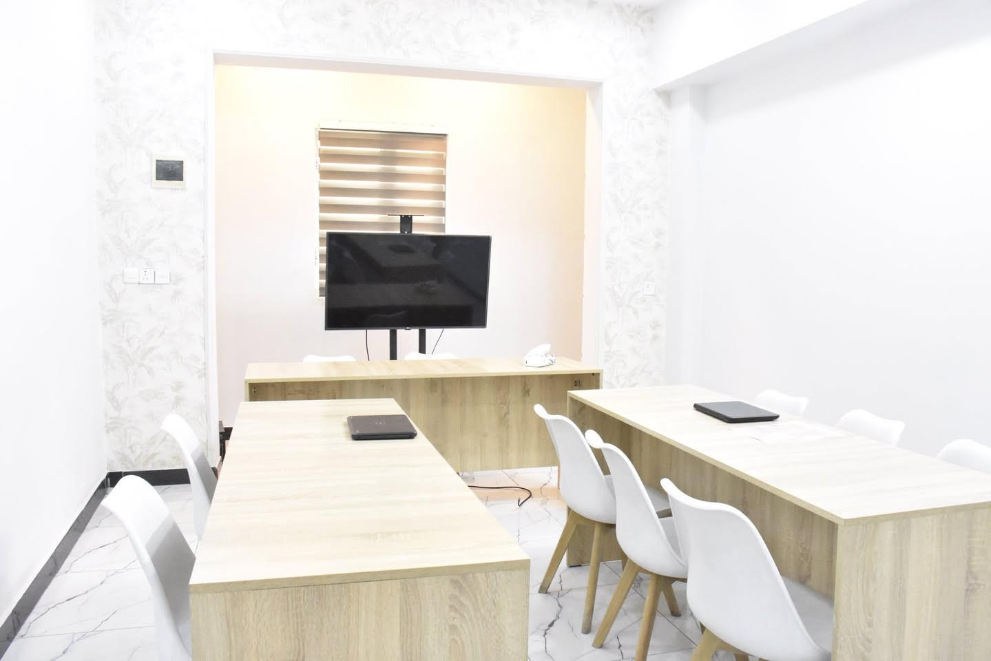 مدرّب؟ أستاذ؟ طالب بكالوريوس او دراسات عليا ؟ 
عندك محتوى تدريبي وتدور على مكان يليق بيه؟
مركز تاج المعرفة للتدريب والتطوير يوفّرلك قاعات للإيجار مجهّزة بكلشي تحتاجه حتى تقدّم دورتك بأعلى مستوى!
📺 شاشات عرض ذكية وحديثة
❄️ تبريد 
 🔥 تدفئة
🌐 إنترنت سريع
⚡️ كهرباء مستقرة 
للاستفسار والحجز، تواصل ويانا على أرقام وروابط المركز
 0770 621 0699
أو زورنا مباشرة.
📍 بغداد -حي حطين-نفق الشرطة- خدمي الاطباء-مقابل مختبرات النخبة 
اوقات الدوام من السبت للخميس 
من 9 صباحا إلى 10 مساءا
