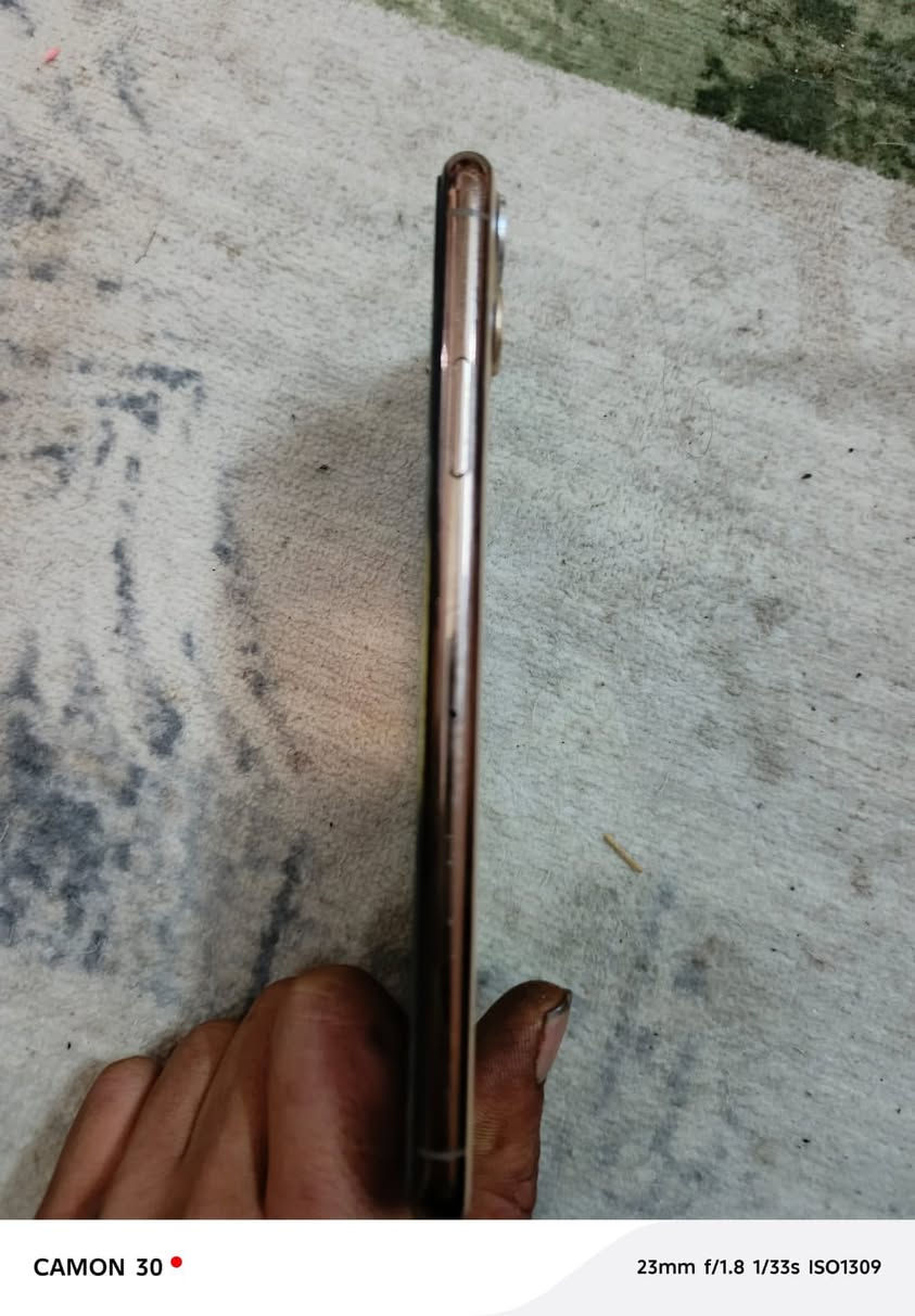 ايفون 11برو ماكس للبيع جهاز كفاله شاحنه وكارتونه ويا الذاكره 256 البطاريه٧٧ السعر 350 واتساب ***********
