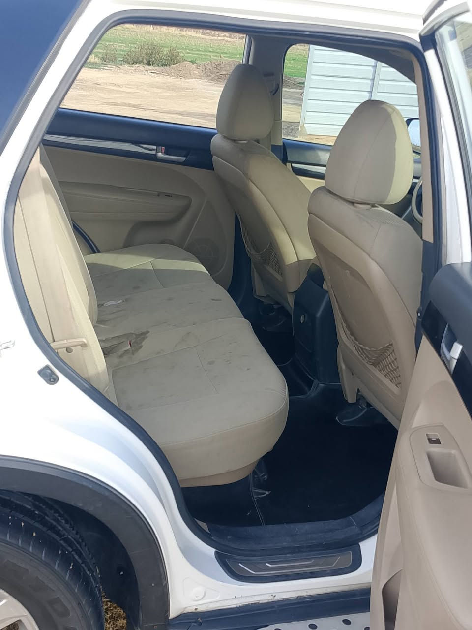 سورنتوا موديل 11 خليجي 6سلندر صدر امامي خلفي نضيف تخم تاير جديد محرك كير على وضع الشركة بيها شخط الجاملغ اليمنى عكس السايق وربع الباب صبغ الدعاميه الاماميه مكاني ابو غريب اوبغداد حي جامعه السعر 160وبيها مجال *********** ***********
