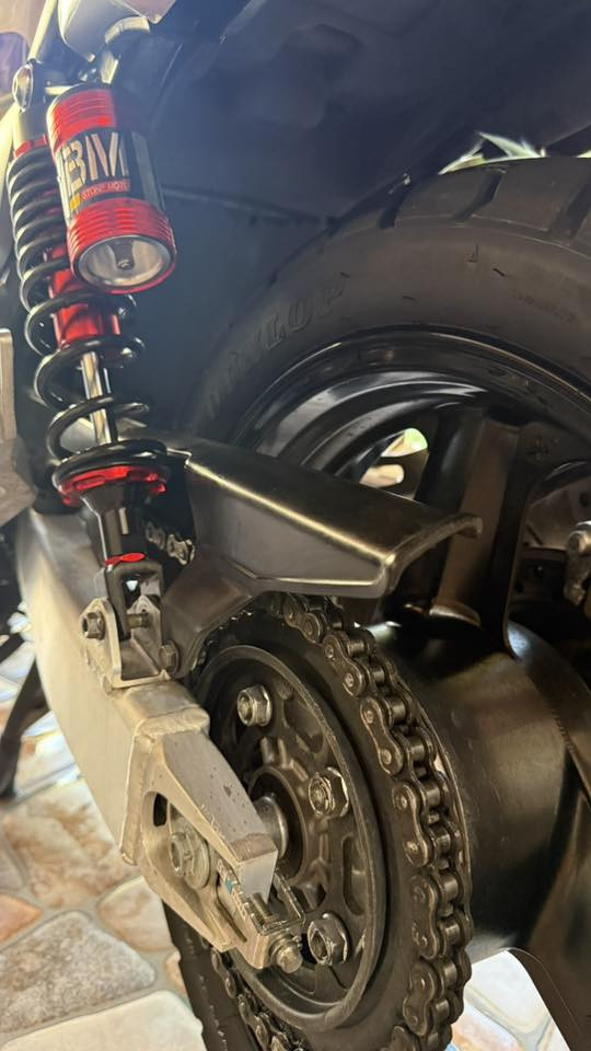 سلام عليكم  
Cb 400 جيل ثاني هايبر  16 ولف نظام vtec
موديل 2002 ماشيه 10،600 حقيقي دخول جديد
كفاله  عامه من التاير للتاير 
عليها ادامه كامله بلكات NGK جديدات  وادامه للكابريتر وتايرات جديد كلشي عليها جديد ومكفول مابيها نقص برغي 
نكره سلف بكل وقت طالعه  من معرض هوندا 
عليها كزوز كاتم + كزوز SE ماشاده موجود 
يدات  البريك والكلج  الاصليات  هم موجودين 
درع الميكنه هم موجود بس ماشاده للجماليه 
معدل 150 
اكرر الدراجه كفاااله عامه من مكينه وكير وشاصي وكهربائيات  وكلشي 
بيها فقط مكاتبه من ينفتح ترقيم أنت ترقم   
عنوانها موصل الرفاعي 
سبب البيع  اريد سياره  
*********** 
سعر 18 وبيها مجال بسيط
