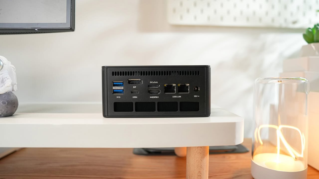 Minisfourm UM890 pro

🧠 المعالج والمعالج الرسومي
 • المعالج: AMD Ryzen 9 8945HS – 8 نوى / 16 خيط + تردد يصل حتى 5.2 GHz
 • الرسوميات: AMD Radeon 780M مدمج للتعامل مع المهام الرسومية والـ AI الخفيفة  ￼

💾 الذاكرة والتخزين
 • رام: 32 GB DDR5 بسرعة حتى 5600 MHz
 • تخزين: عادة مع 1 TB SSD PCIe 4.0 
 • يدعم تركيب حتى 96 GB رام وحتى 8 TB SSD عبر فتحتي M.2  ￼

🔌 المنافذ والاتصالات
 • USB4 ×2 (عالي السرعة 40 Gbps + شحن PD)
 • HDMI 2.1 + DisplayPort 1.4
 • Ethernet 2× 2.5 G + Wi-Fi 6E & Bluetooth
 • يدعم توصيل أربع شاشات بدقة عالية  ￼

❄️ التبريد
 • نظام Cold Wave 2.2 مع مروحة 6 cm لتحسّن تبريد الرام والـ SSD ويقلل الحرارة والضوضاء  ￼

📏 الحجم والتصميم
 • صغير الحجم، قابل للتثبيت خلف الشاشة أو على المكتب بسهولة 

السعر750 اللف
متوفر توصيل


**إذا كنت صاحب هذا الإعلان وتريد حذفه لأي سبب، رجاءا أرسل رسالة إلى الدعم الفني**