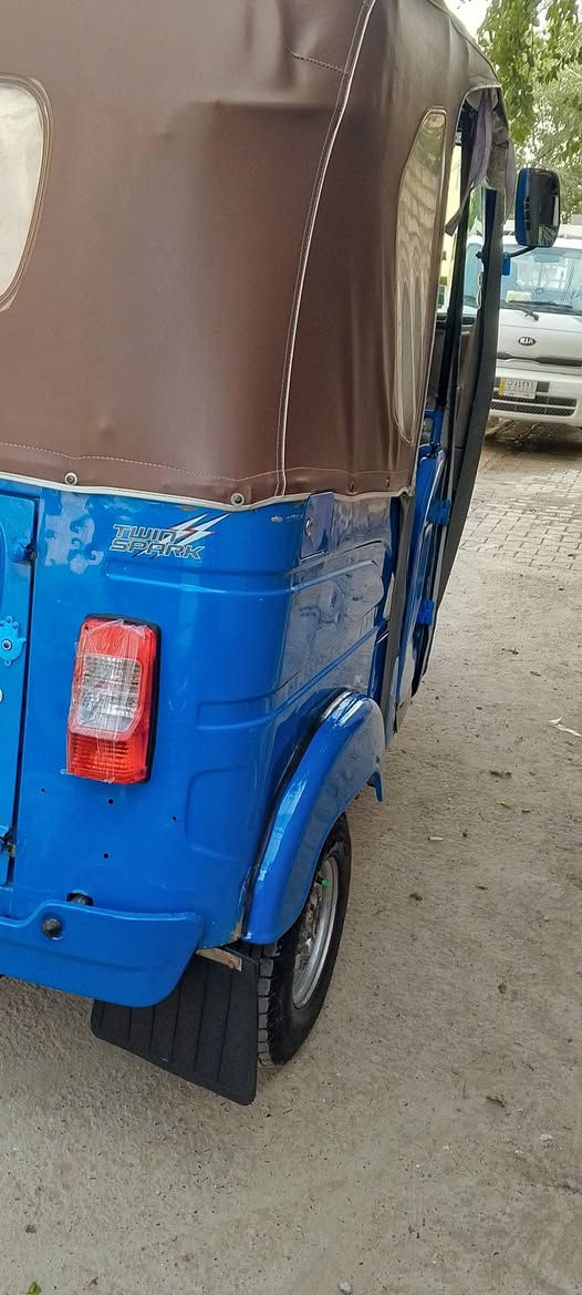 سلام عليكم تكتك موديل 2022 شهر 11 مضلع كفالة رقم وسنوية بغداد تحويل ثاني يوم تكتك  جديده وجاهزة كشر ومحرك خير من الله السعر 9800 وبيهة مجال بسيط مكاني البياع الشرطة الخامسه للستفسار اتصل على الرقم *********** او***********
