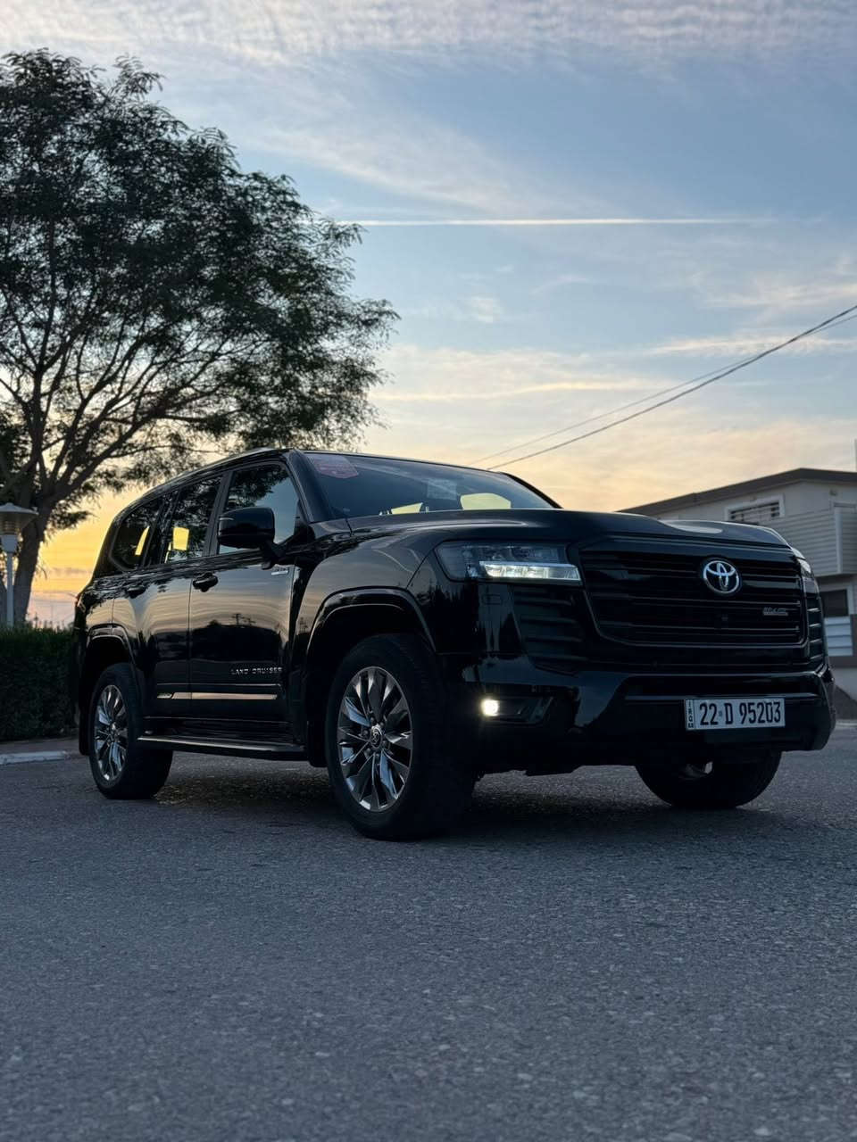 � تويوتا لاندكروزر GXR بلاك إديشن 2024 🔥
قوة الأداء مع فخامة اللون الأسود 🖤

🚗 الموديل: 2024
⚙️ المحرك: V6 سعة 4.0 لتر
💪 القوة: 271 حصان
🛞 الدفع: رباعي 4×4
👨‍👩‍👧‍👦 المقاعد: 7 ركاب
🔁 القير: أوتوماتيك

✨ أهم المواصفات:
✔️ بلاك إديشن (شبك ولمسات خارجية سوداء)
✔️ فتحة سقف
✔️ كاميرا 360 درجة
✔️ حساسات أمامية وخلفية
✔️ مقاعد جلد مع تبريد وتدفئة
✔️ مقاعد كهربائية
✔️ شاشة رئيسية + شاشات خلفية
✔️ مكيف ثلاثي المناطق
✔️ بصمة تشغيل وأبواب
✔️ جنوط خاصة بلاك إديشن

🛡️ أنظمة السلامة:
ABS – نظام ثبات – وسائد هوائية – كاميرات
ممشا 34 الف كيلو مترر
بعد بضمان شركه للاستفسار اتصال بل رقم ***********
