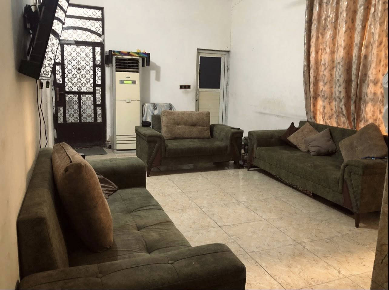 دار للبيع في جكوك الاساتذه  الكرفانات مقابل جسر سريع الشعله
المساحه 600 متر بناء حديث البيت زنجيل بي اكثر من واجهة طابق واحد يحتوي على هول واستقبال وغرفتين ومطبخ وخدمات المنطقه فيها ماء ومجاري وكهرباء رسميه ...

السعر 72 مليون  ... المنطقه اتوزعت للموظفي سنة 1980 

للاستفسار 

***********
