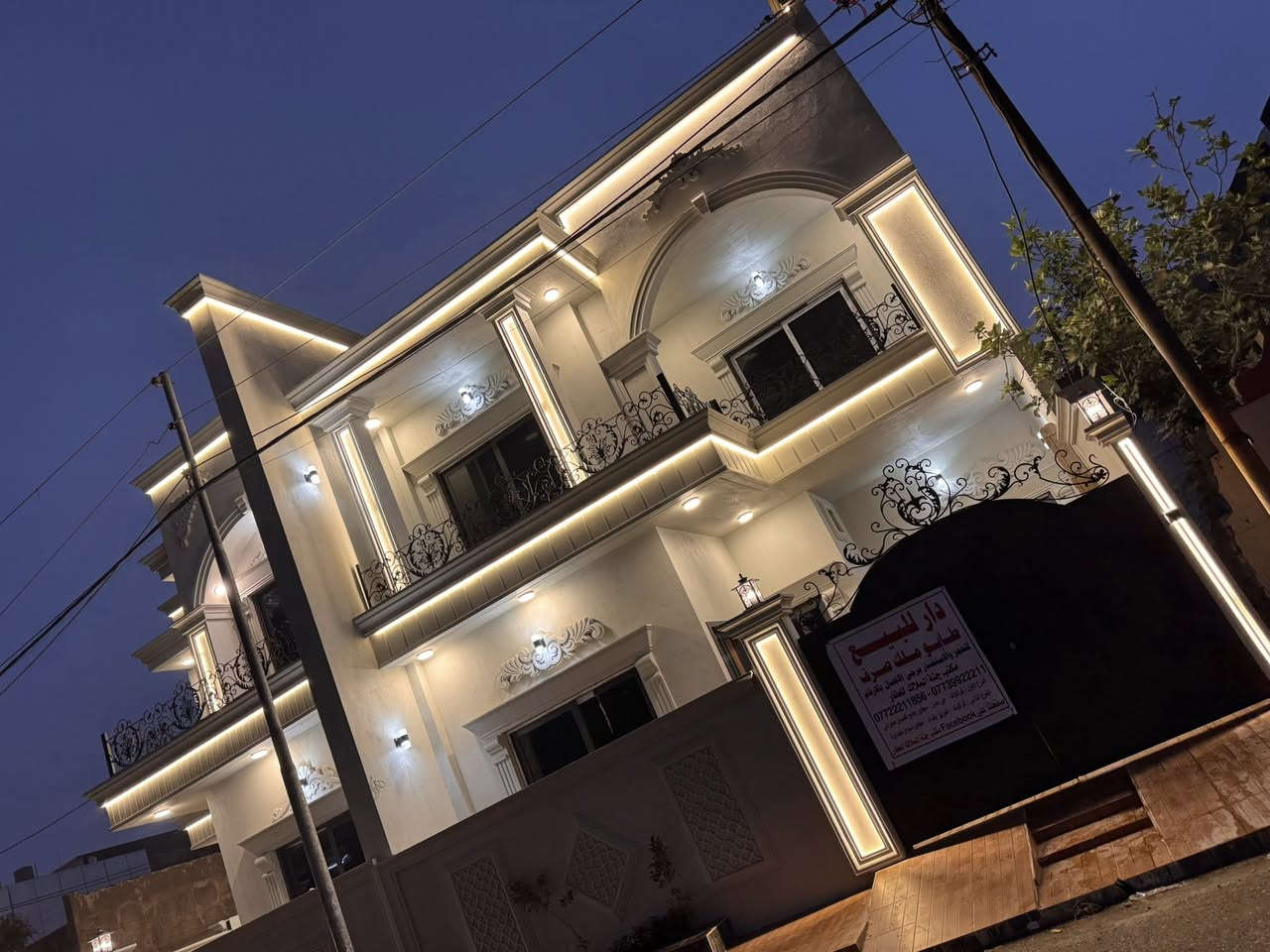 دار للبيع من طابقين بناء حديث Zeroفول ملكي مبني بأحدث المواد والمواصفات الهندسية ارضيه مرمر مغربي فول 
الكهرباء نظام فوتو سيل  دبل جام نظام طاقه شمسيه نظام تبريد مركزي نظام كامرات 
فول مواصفات طابو ملك صرف بأسم شخص واحد 

المساحة :-110 متـــر واجهة 8 متـــر  

الموقع:- كركوك طريق بغداد قرب مطعم صويا والجبهة التركمانية ثالث عقار من الشارع العام  في منطقة من ارقى واجمل مناطق كركوك 

حيث يحتوي الطابق الاول على استقبال وهول وغرفه نوم 🛌 مطبخ حار بارد وصحيات ومناور وكراج سيارة 🚗 
والطابق الثاني 2 نوم حمامات وبلكونات عدد 2 ذات إطلاله جميله وسطح أول وثاني 

للمزيد من المعلومات والاستفسار التواصل معنا على الأرقام ***********
***********
او زيارة مكتبنا الكائن في كركوك

الفرع الاول طريق بغداد قرب اسواق غندوره

الفرع الثاني حي عدن مجاور جامع تحسين صوراني
