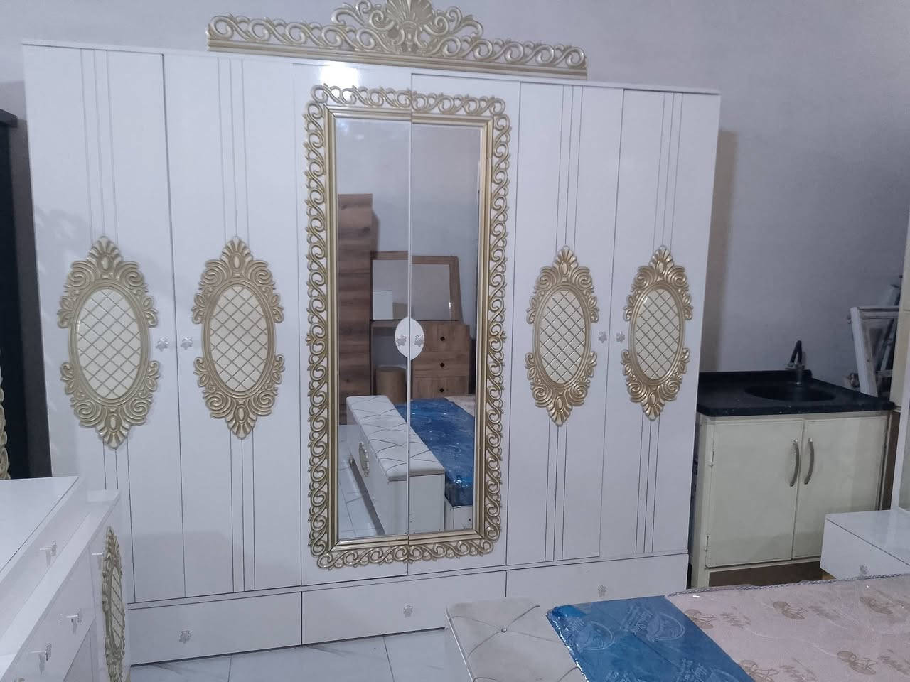 للبيع غرفه نوم تركي 7قطع مستعمل شي قليل للاستفسار اتصل ***********
