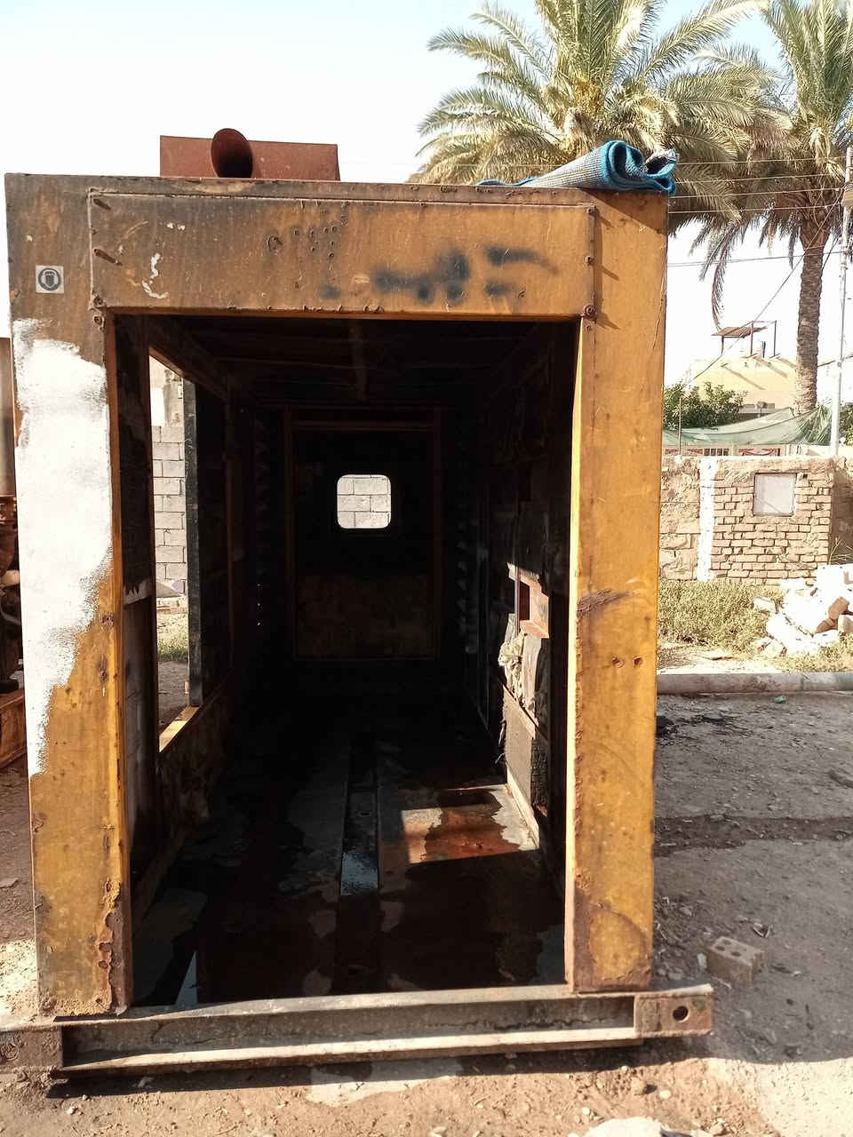 كاتم مولد الطول ثلاث امتار وخمسه وثمانين العرض متر ونص الارتفاع مترين وعشره بي نقص باب واحد السعر 10 أوراق العنوان بغداد بسمايه قريه 10 
***********

