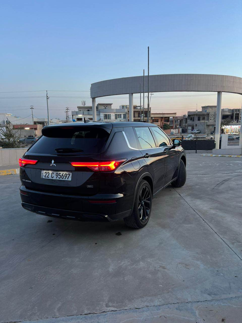 سيارة ميتسوبيشي اوتلاندر ٧ راكب ٢٠٢٣ 

MITSUBISHI OUTLANDER
  (SEL BLACK Edition ) 

‎ميتسوبيشي اوتلاندر
‎موديل2023

‎حجم المحرك : 4 ) 2.5L,سلندر)

‎ارباك ستيرن سيستم

‎ فوول مواصفات اعلى فئه (بلاك ايدشن)  SEL Black Edition 
 
‎بصمة ابواب بصمة تشغيل

تبريد 2زون

‎كاميرا °360. كاميرا امامي كاميرا جانبي. كاميرا خلفي هاند 
بانوراما

‎7 راكب

(AUTO Hold) اوتو هولد

(Downhill assist ) مساعدة من نزلات 

‎رادار امامي (تحديد مسار)

‎رادار جانبي (نقاط عمياء)

‎رادار خلفي (التحذير من الاصطدام)

‎حساسات امامي حساسات جانبي

‎حساسات خلفي

‎إشارات بلمري مري شفط

(SHOW) نظام (OFF-ROAD) نظام

(ECO) نظام

(SPORT) نظام (NORMAL) نظام: 
ماشي ٦٤ الف كيلو متر
كشنات كهرباء 
كشن تدفيئه
ستيرن تدفيئه
كشنات خزن 
صندوق كهربائي 
كوبون بنزين
وبعد بيها هواي مواصفات 
سعر 227 وبي مجال للطيبين
مكاني كركوك

بيه قطعتين صبغ بونيت و جاملغ سايق بدون دواخل وبيه مكان صغير اربع اصبع بارد جاملغ وراء  و رصعتين بسيط فوك جام امامي

***********
*********** كركوك, العراق
