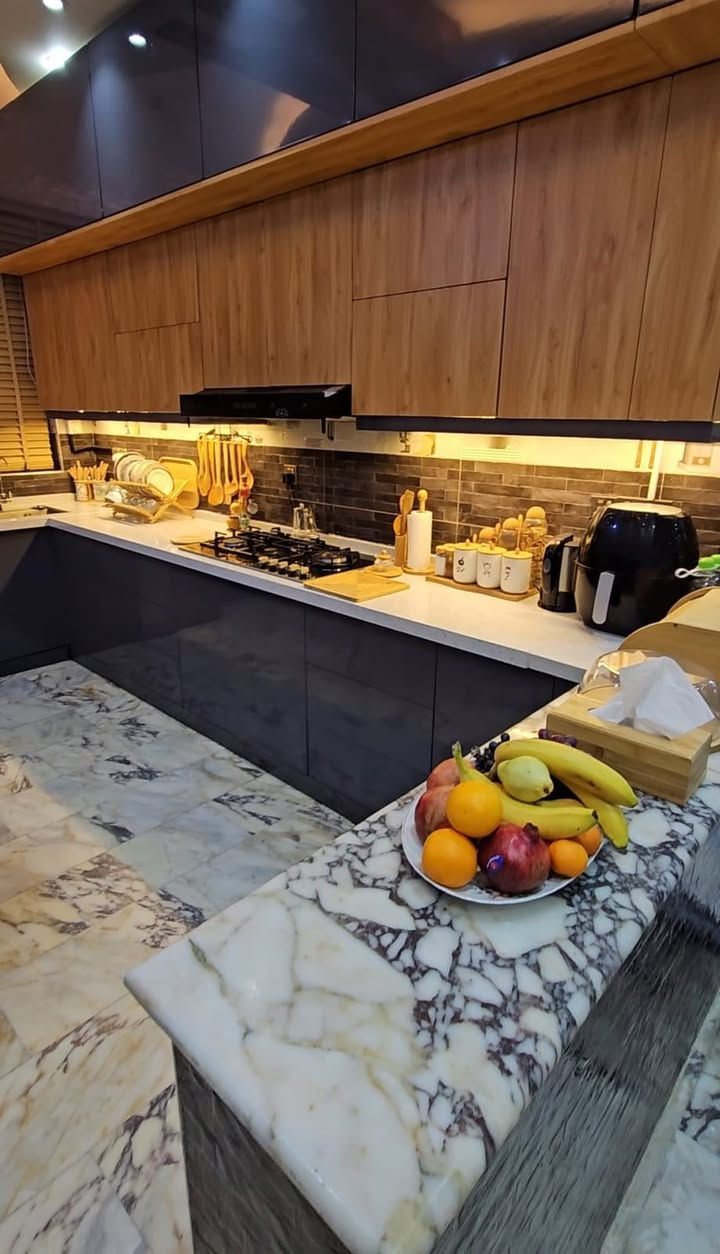 للبيع بيت مساحه ١٢٠ متر بناء درجه اولى
واجهه ٧ ونص متر ونزال ١٦ متر 

واجه حجر 

الارضيه الطابقين مرمر اسباني

كهرباء دفن بوري شنايدر 

صبغ البيت بالكامل جوتن درجه اولى 

اضاءه حديثه داخل البيت مع ديكورات سقف جبسن بورد 

باب قاصه الصاله وابواب الغرف صاج درجه اولى

طابق الارضي / صاله ومطبخ وهول وغرفه نوم وحمام درجه اولى جاكوزي ومنور داخلي

مع تواليت خارجي قرب الصاله

طابق الثاني / ٣ غرف نوم وحمام

وبالسطح مخزن حديد ٤×٥ متر

مع نظام كامل دفن / سبالت وكامرات وانترنت وستلايت 

العنوان الدوره / مقابيل شارع ابو الطياره شارع المصافي بعد كلية دجله/ شارع ليمونه المربع الذهبي الفرع الرابع

طابو زراعي سند ٢٥ اقرار محكمه
شارع عرض ١٠ متر مقرنص بالكامل

الهاتف :***********
