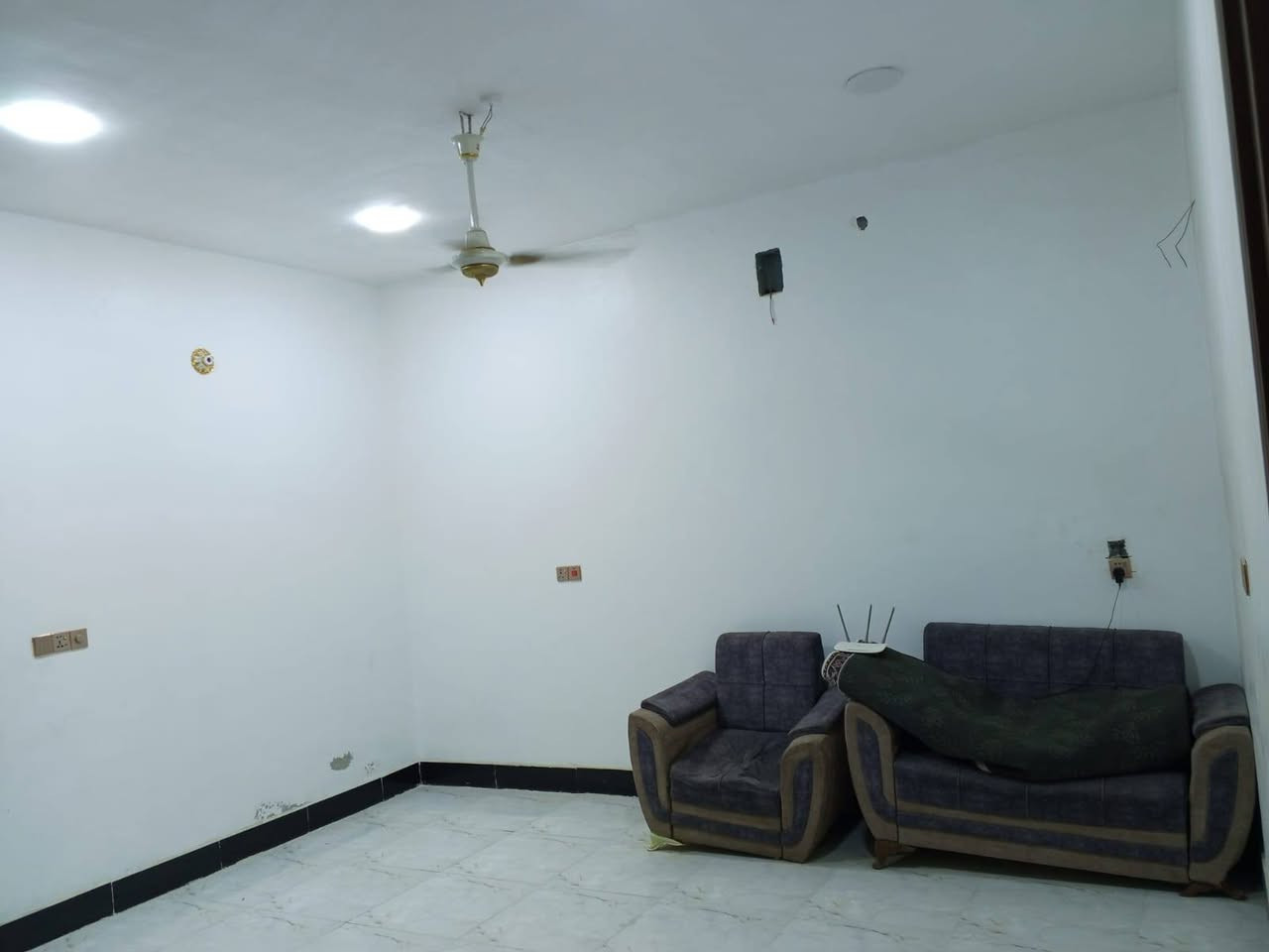 الدار للبيع 
المساحه ٢٠٠ متر موقعه حي الصحفين قرب فلكه القاضي  رقم الهاتف. ***********
